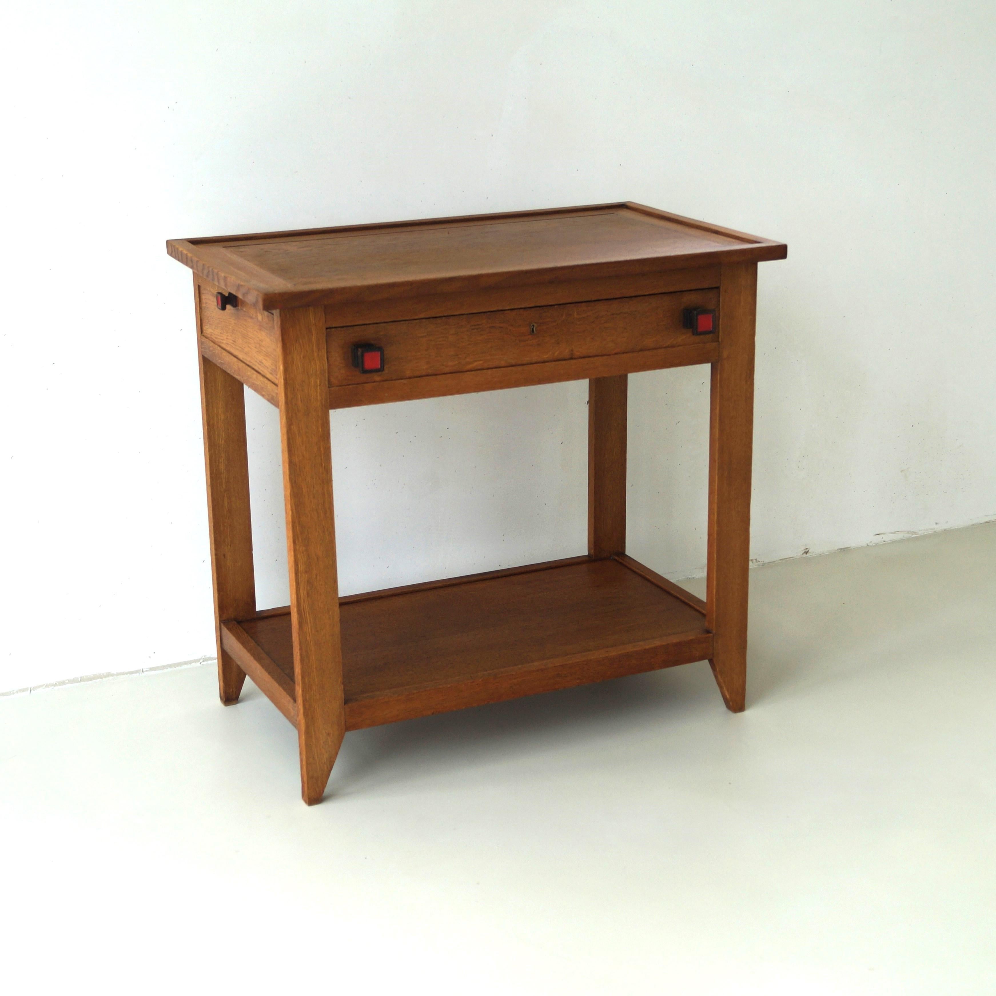 Ein Beistelltisch oder Serviertisch, entworfen von Hendrik Wouda und hergestellt von Pander & Sons, 1920er Jahre  (gekennzeichnet durch ein Metallschild unter der vorderen Schublade). Das modernistische Design mit den spitzen Beinen ist ein