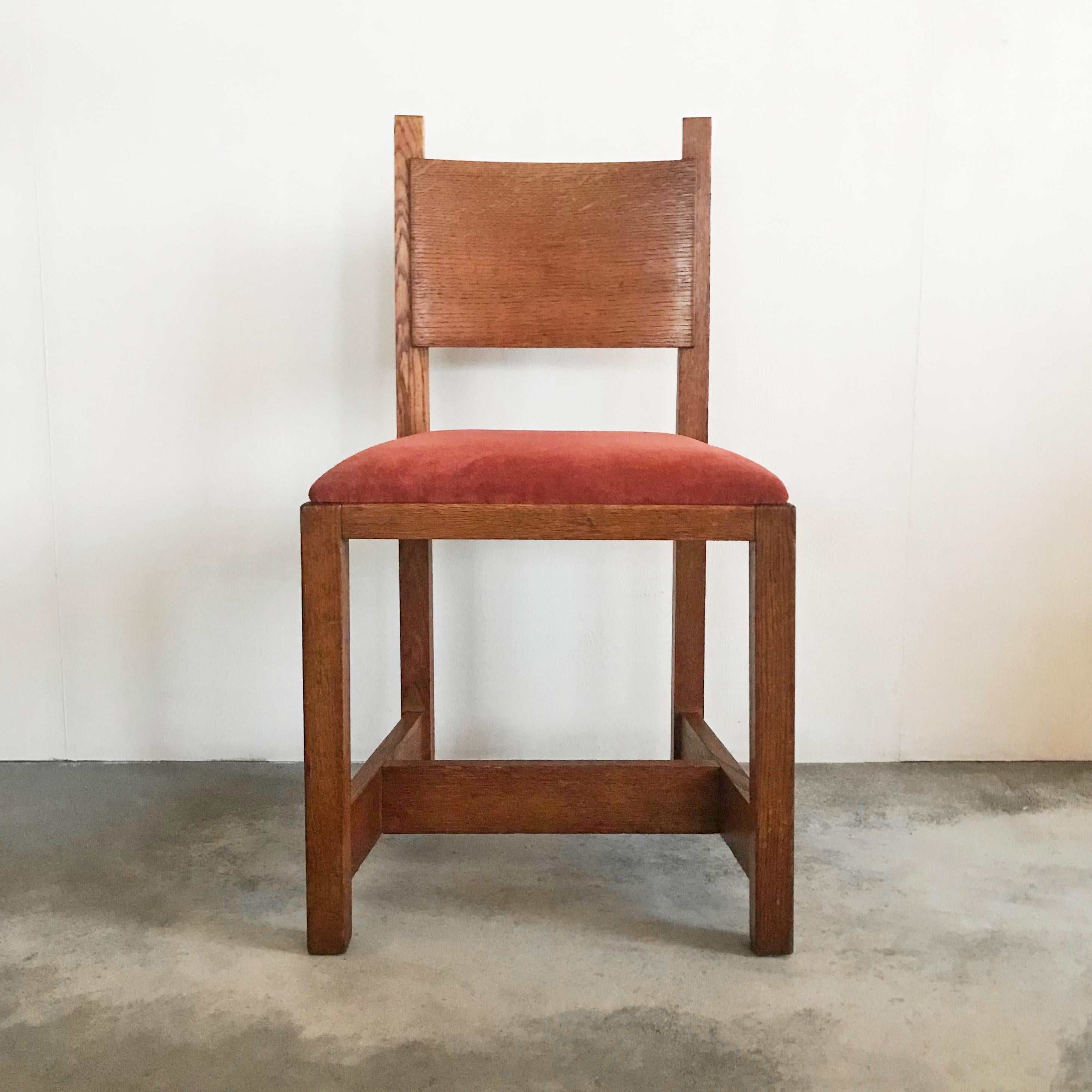 'Haagse School' Side Chair by Pander, The Netherlands, 1930s.

Beautiful side chair in oak and velvet manufactured by H. Pander in a distinct 'Haagse School' or 'Hague School' style. Great proportions and shapes, very modern for the time it was