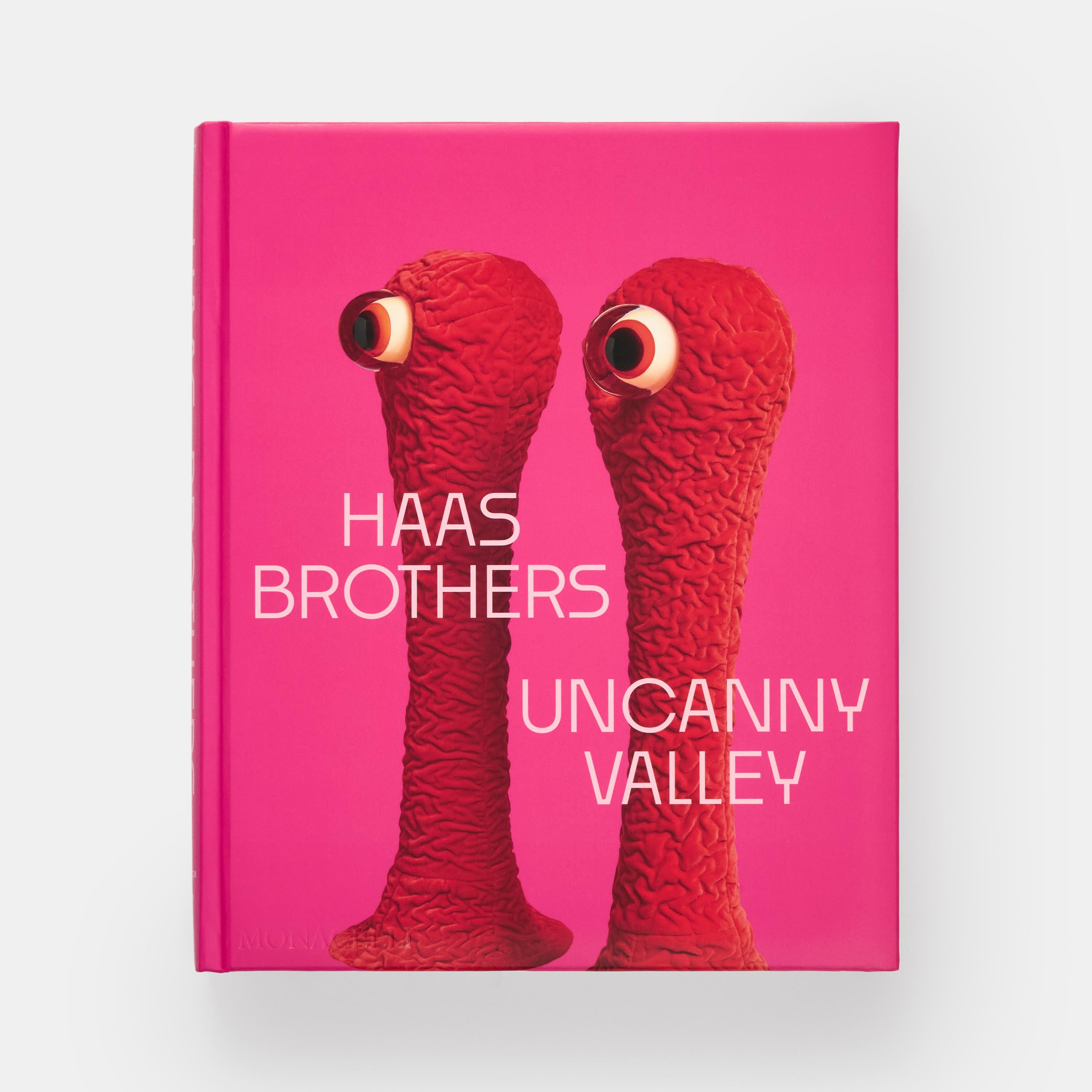 Die erste umfassende Monografie über die kühne, respektlose und fantastische Kunst der Haas Brothers

Treten Sie ein in eine Welt, in der Design und Kunst auf die kühnste, subversivste und fesselndste Weise aufeinandertreffen. Haas Brothers: Uncanny
