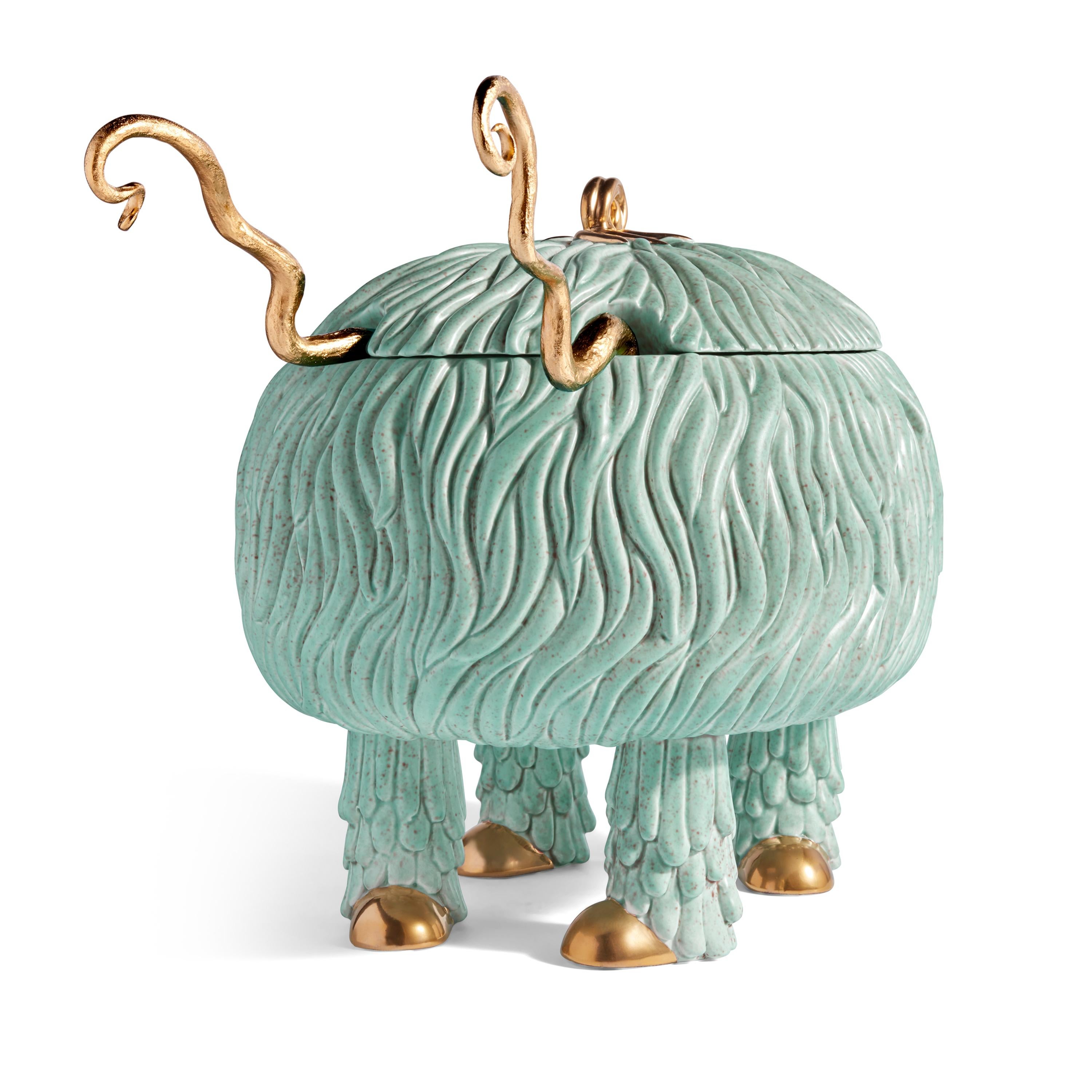 Le monstre à salade Haas crée une cérémonie de service pleine de fantaisie. De taille généreuse, elle est fabriquée en faïence avec des couverts plaqués or 24K. Les formes organiques du Soup Monster et du Salad Monster complémentaire s'imbriquent