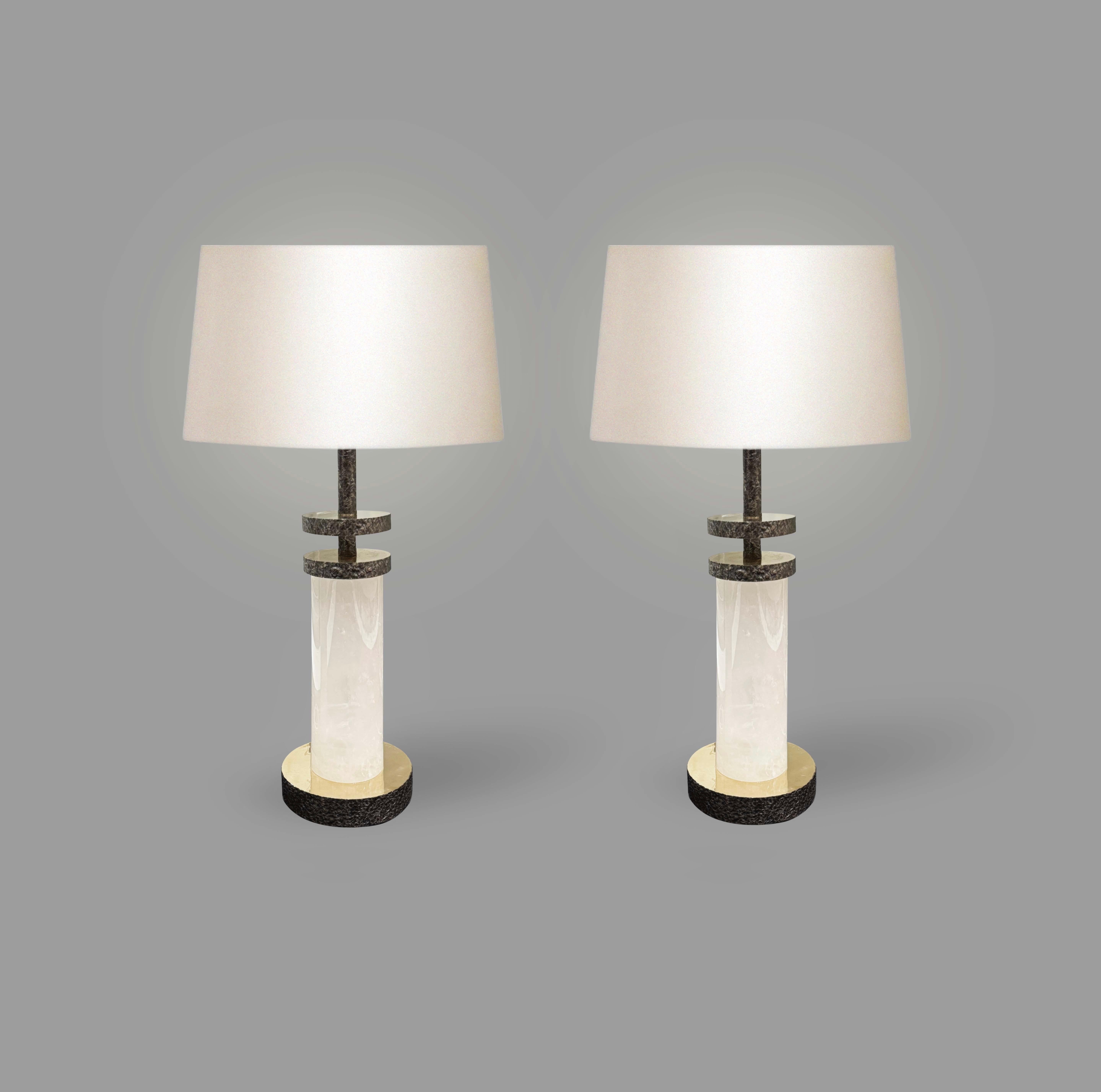 Ottone lucido sulla parte superiore e ottone invecchiato martellato sui lati con colonna in cristallo di rocca.

Dimensioni e finiture metalliche personalizzate su richiesta.

