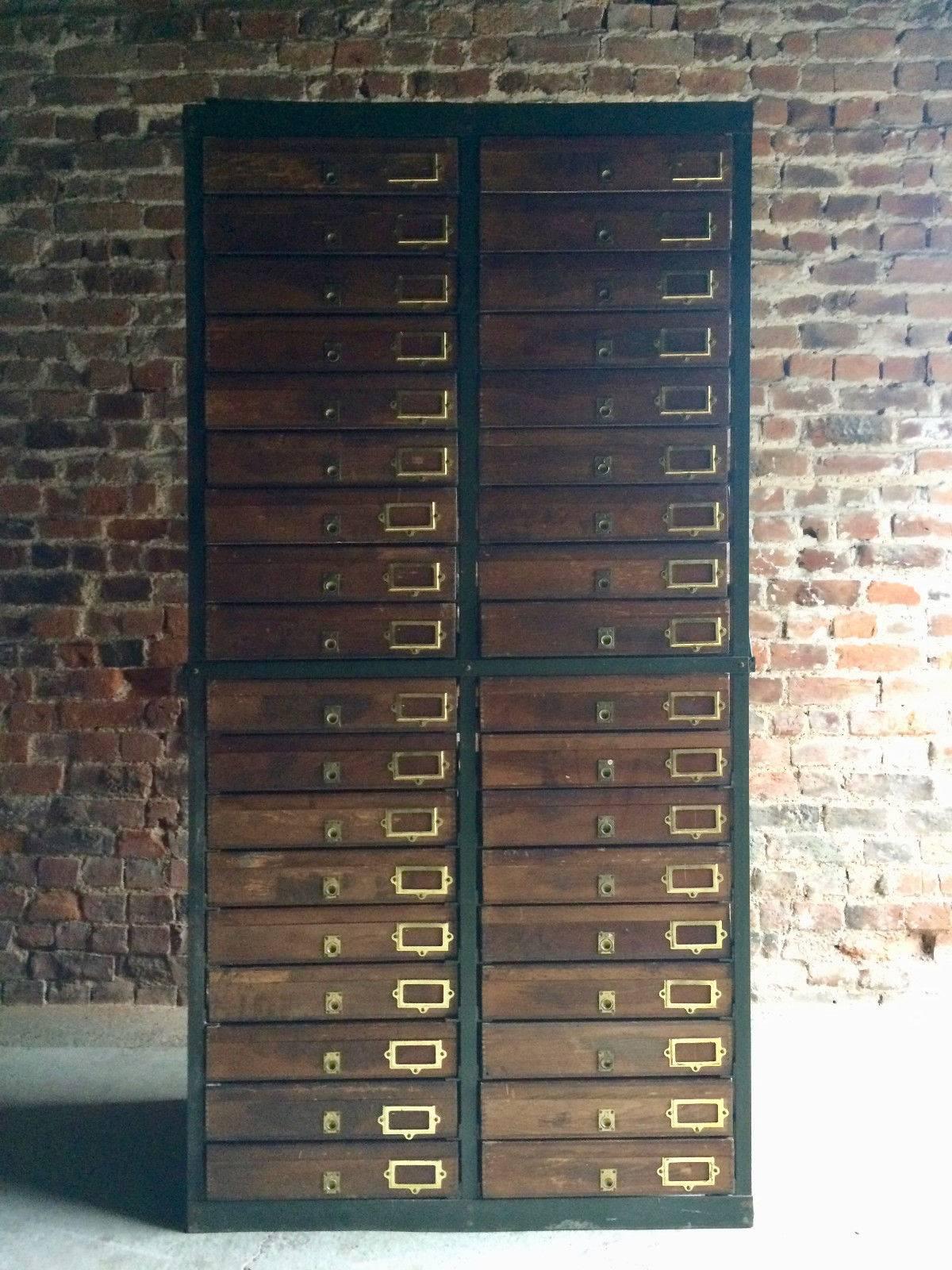 Une magnifique et très intéressante armoire de rangement de style industriel avec un cadre en métal vert et trente-six plateaux de classement en bois avec couvercle:: chacun avec une poignée en laiton et un support de carte d'index en laiton::