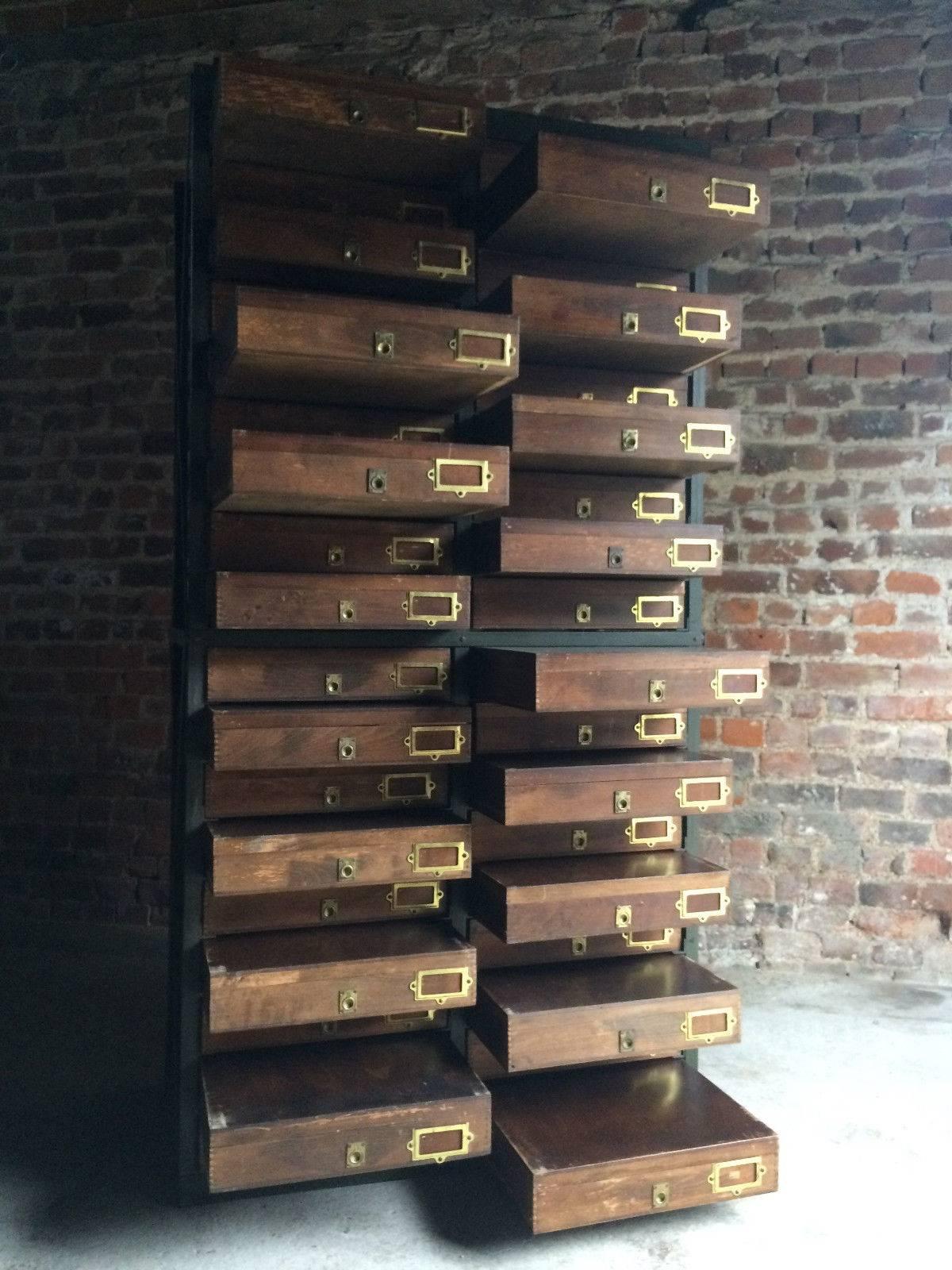 20ième siècle Commode de mercerie Cabinet industriel style loft Musée du milieu du siècle