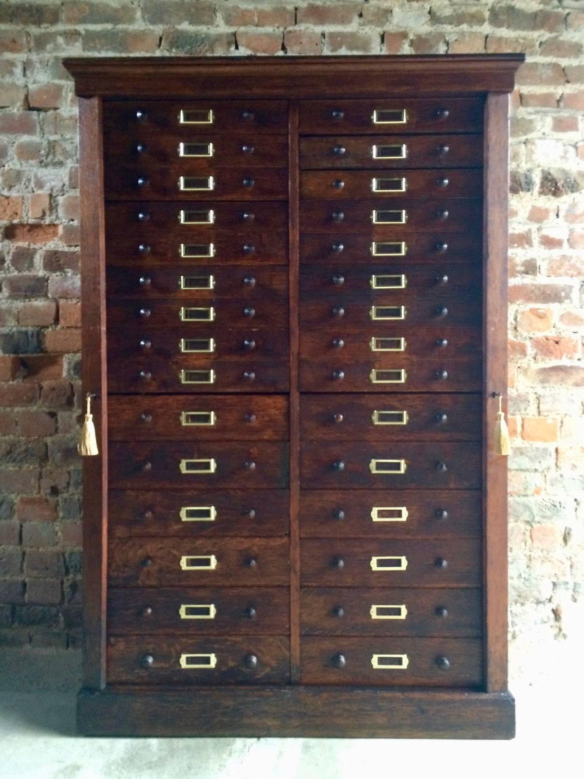 Magnificent late 19th century Oak Museum shop cabinet, circa 1890, the cabinet featuring a series of sixteen small pull out drawers and seven double depth pull out drawers, each drawer with index card holder and turned knob drawer pulls, with two