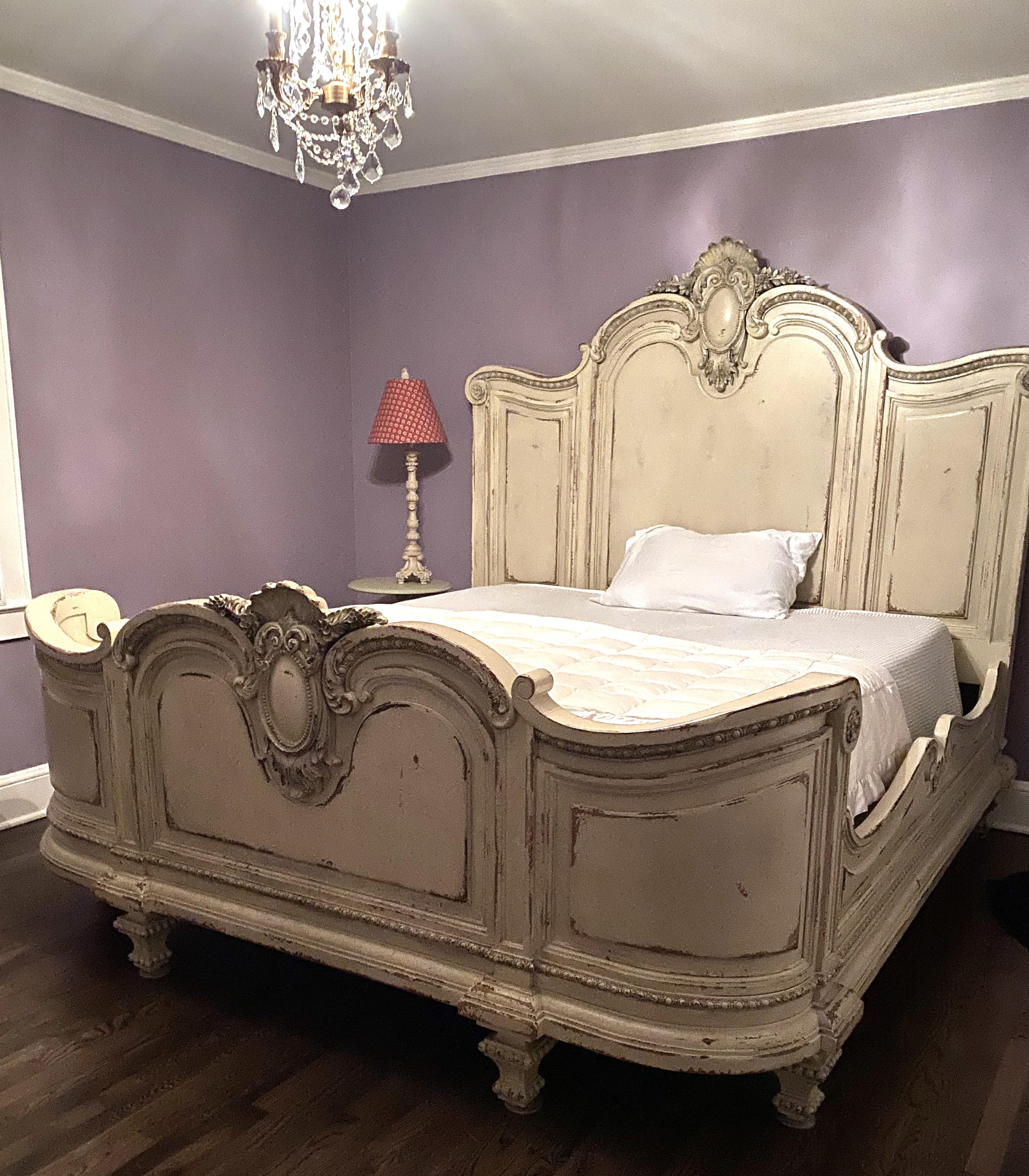 Impresionante cama Habersham Florentina California King sin guirnalda, una exquisita opción de dormitorio que muestra la experta artesanía de Habersham. Con impresionantes detalles tallados a mano desde la parte superior del cabecero hasta las patas