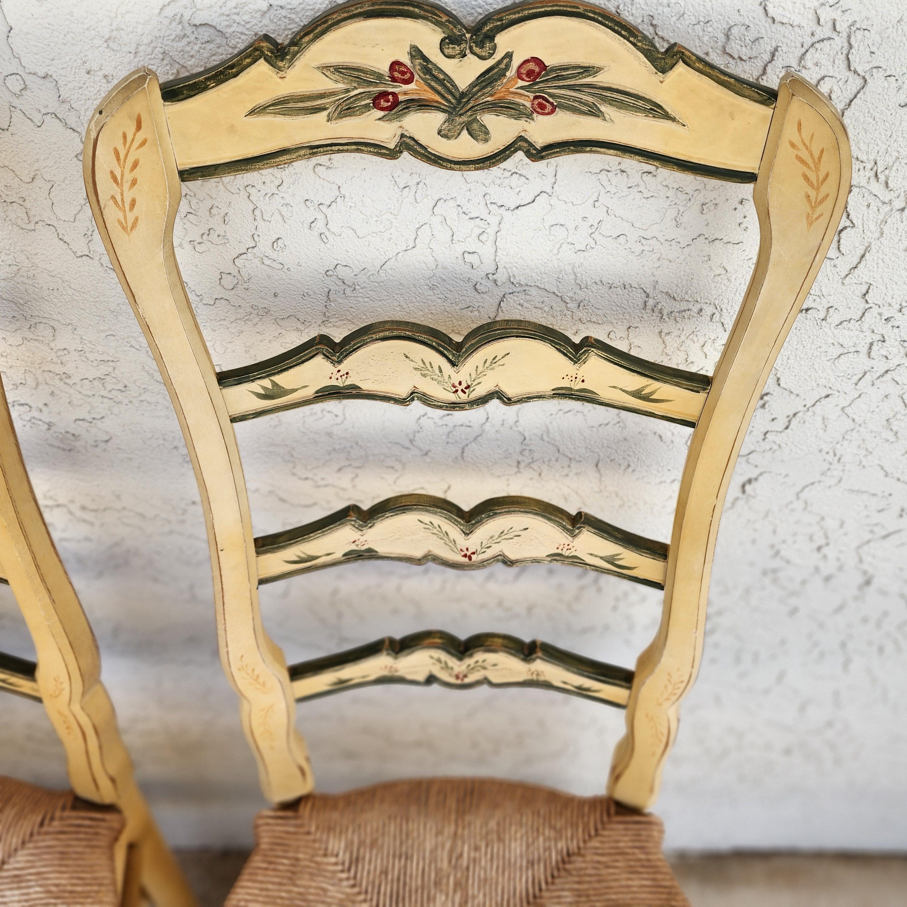 Habersham Französische Esszimmerstühle im Landhausstil Binsen, handbemalt (Rustikal) im Angebot