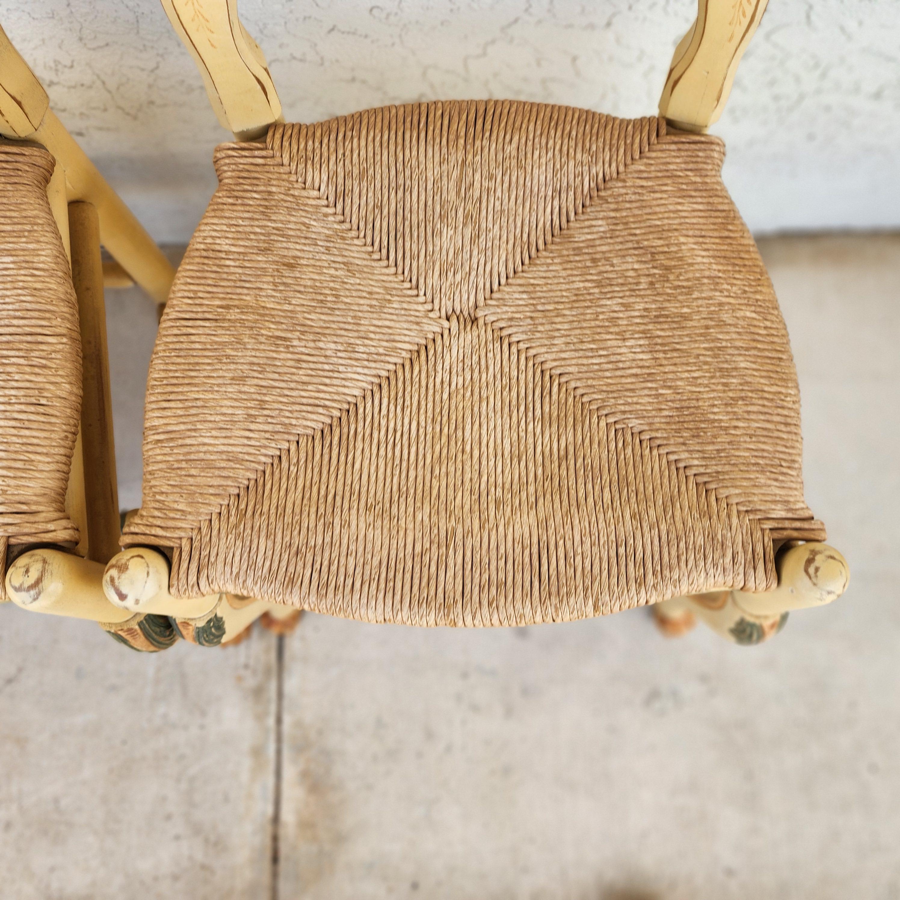 Habersham Französische Esszimmerstühle im Landhausstil Binsen, handbemalt (Handbemalt) im Angebot