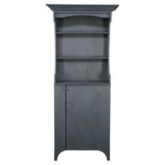 Habersham Plantation – Primitiver, bemalter Kiefern-Schrank im frühen amerikanischen Stil mit zurückgesetztem Oberteil