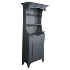 Habersham Plantation – Primitiver, bemalter Kiefern-Schrank im frühen amerikanischen Stil mit zurückgesetztem Oberteil
