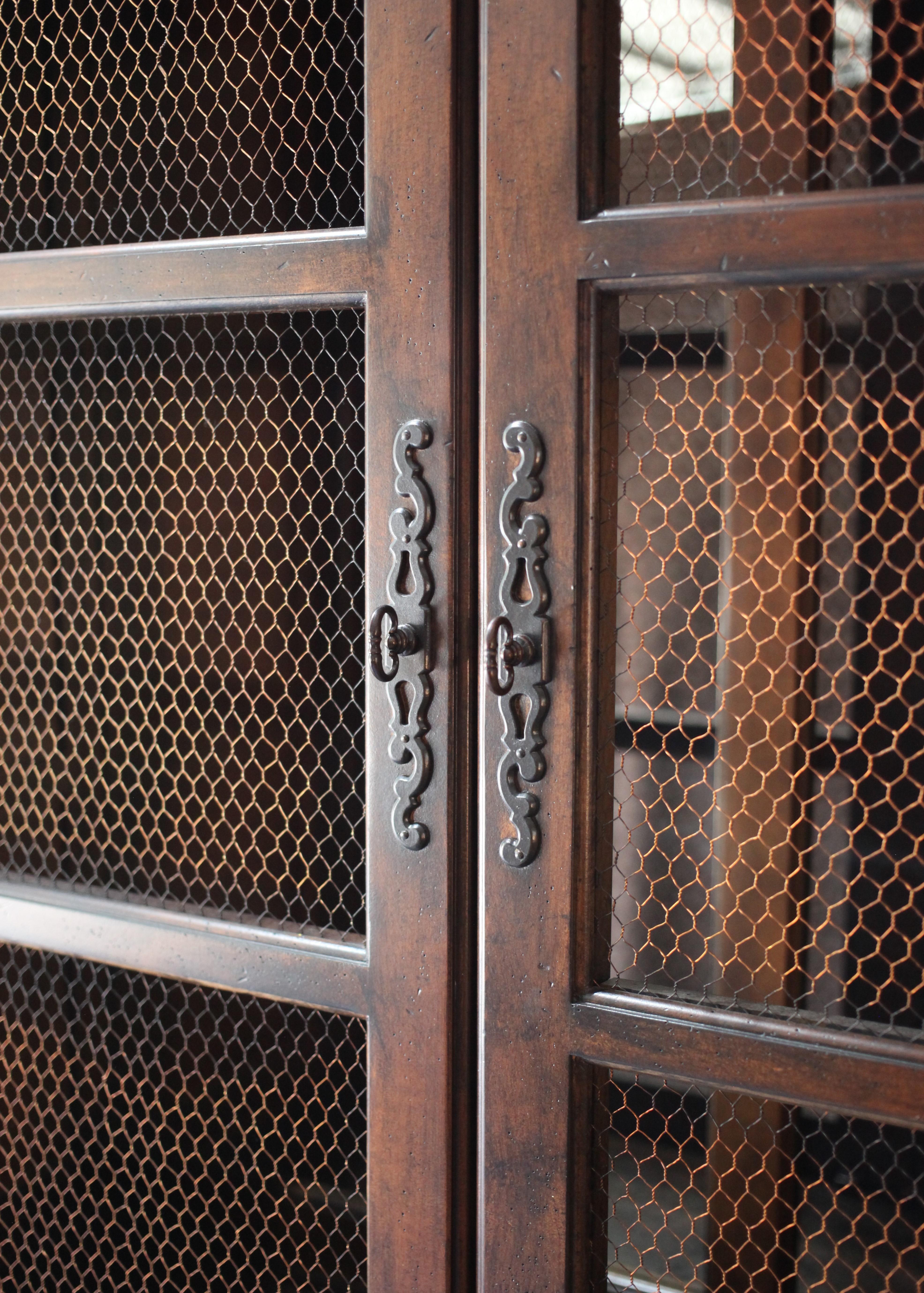 Dieses sorgfältig gefertigte Habersham Savannah Kabinett mit Ständer steht für klassische Eleganz. Der gut erhaltene Zustand und der großartige Charakter dieses Stücks leuchten durchweg. Seine detailgetreue Konstruktion ist ein Beispiel für