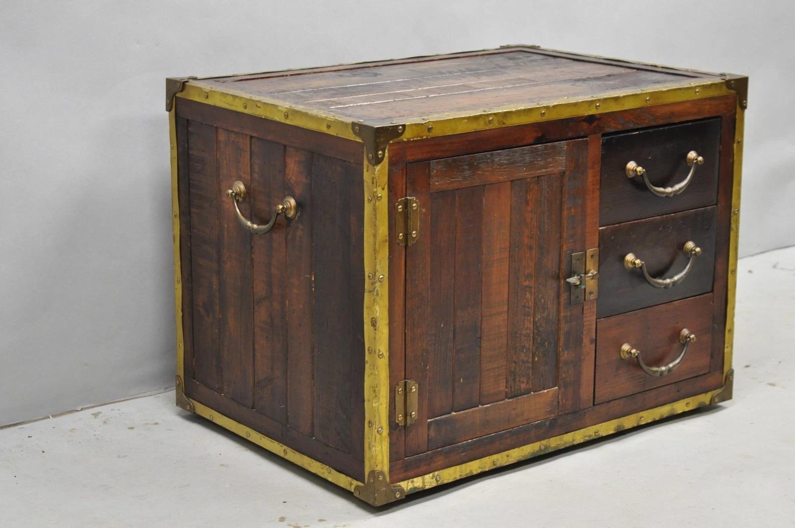 Habersham Wooden Plantation Campaign Trunk Style Side Coffee Table w/ Brass Trim For Sale 8