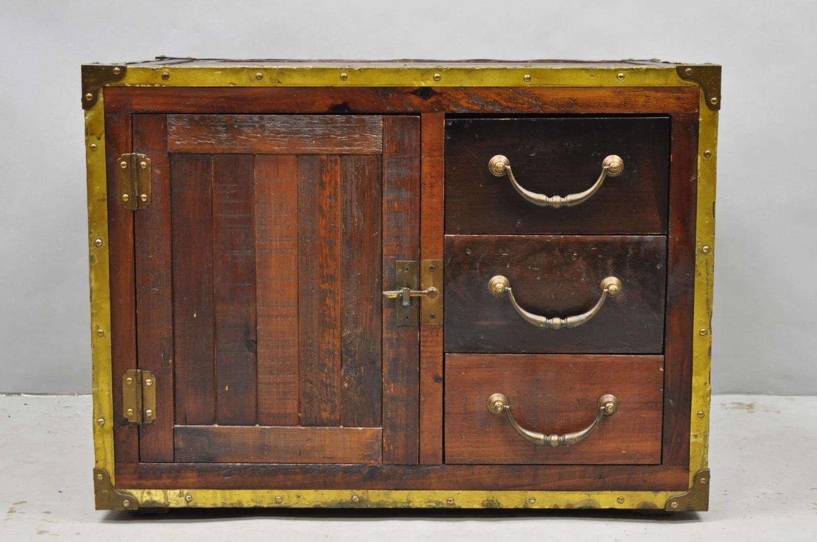 Habersham Wooden Plantation Campaign Trunk Style Side Coffee Table w/ Brass Trim For Sale 10