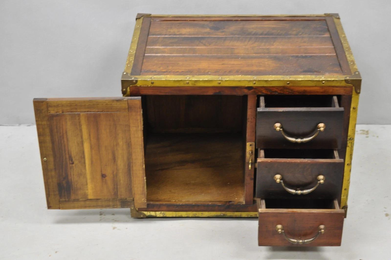 Habersham Wooden Plantation Campaign Trunk Style Side Coffee Table w/ Brass Trim In Good Condition For Sale In Philadelphia, PA