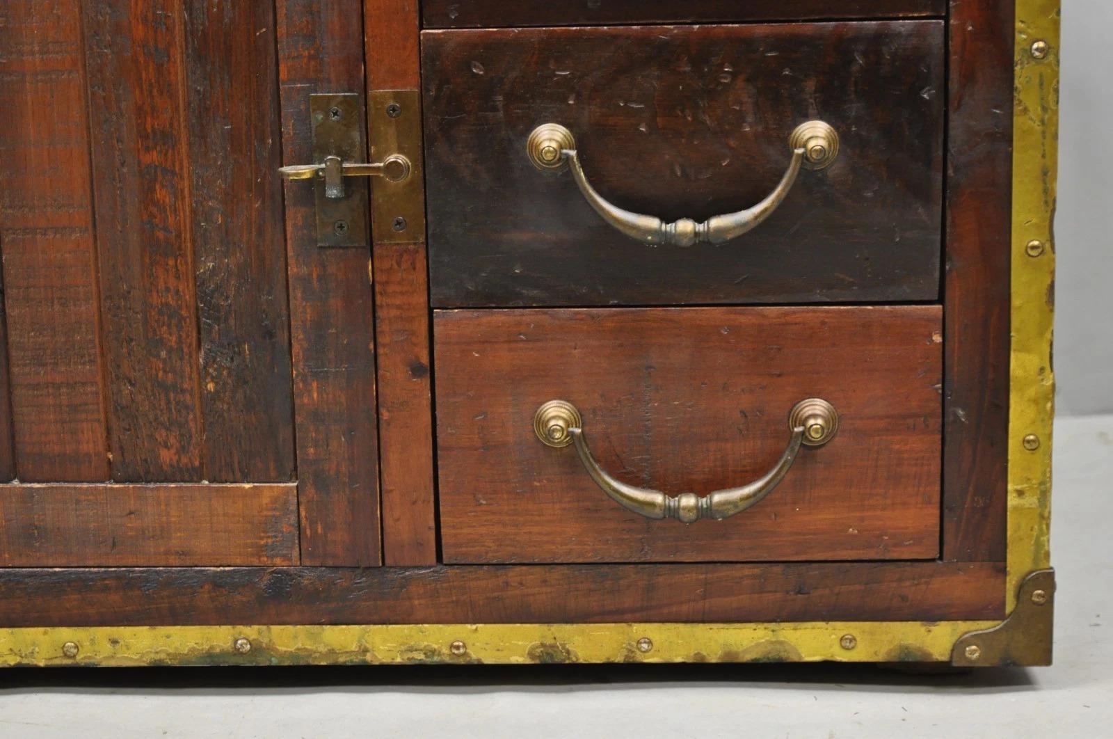 Habersham Wooden Plantation Campaign Trunk Style Side Coffee Table w/ Brass Trim For Sale 2