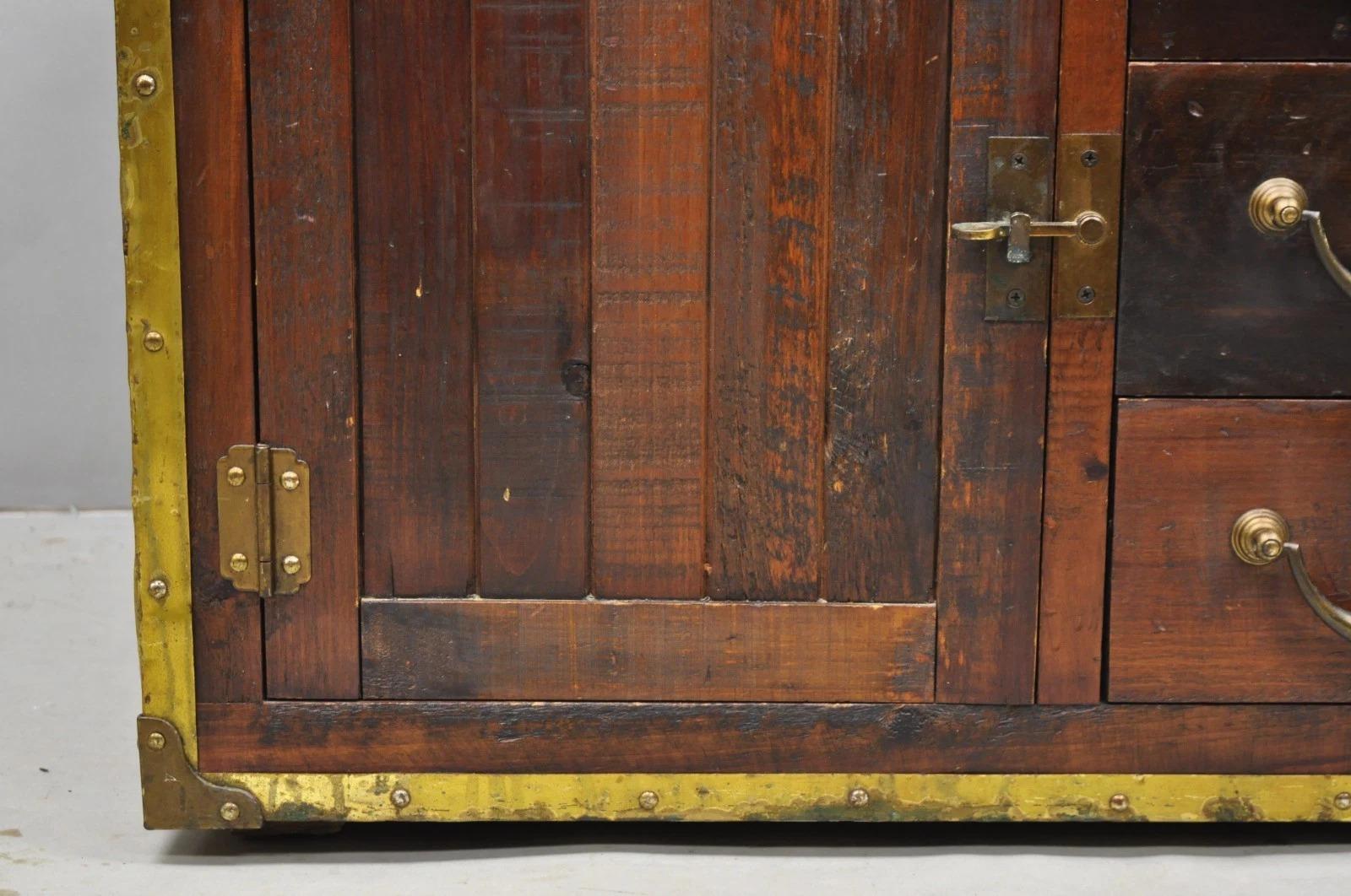 Habersham Wooden Plantation Campaign Trunk Style Side Coffee Table w/ Brass Trim For Sale 3