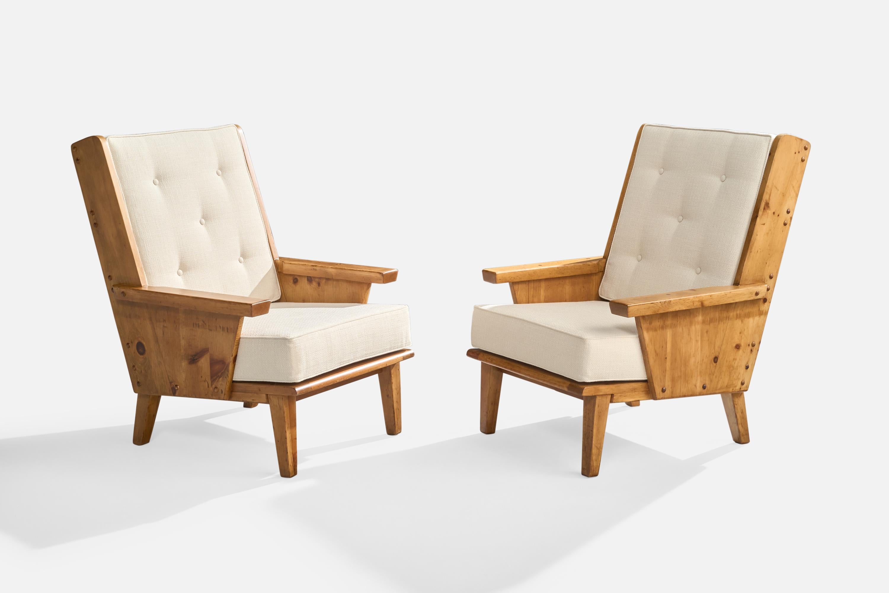 A pair of pine and off-white fabric lounge chairs produced by Habitant, USA, c. 1940s.

Upholstered in brand new fabric.

Dimensions: 40” H x 29” W x 35” D

Seat Height: 17.75” H 

Arm Height: 21.5” H

All upholstered furniture can be reupholstered