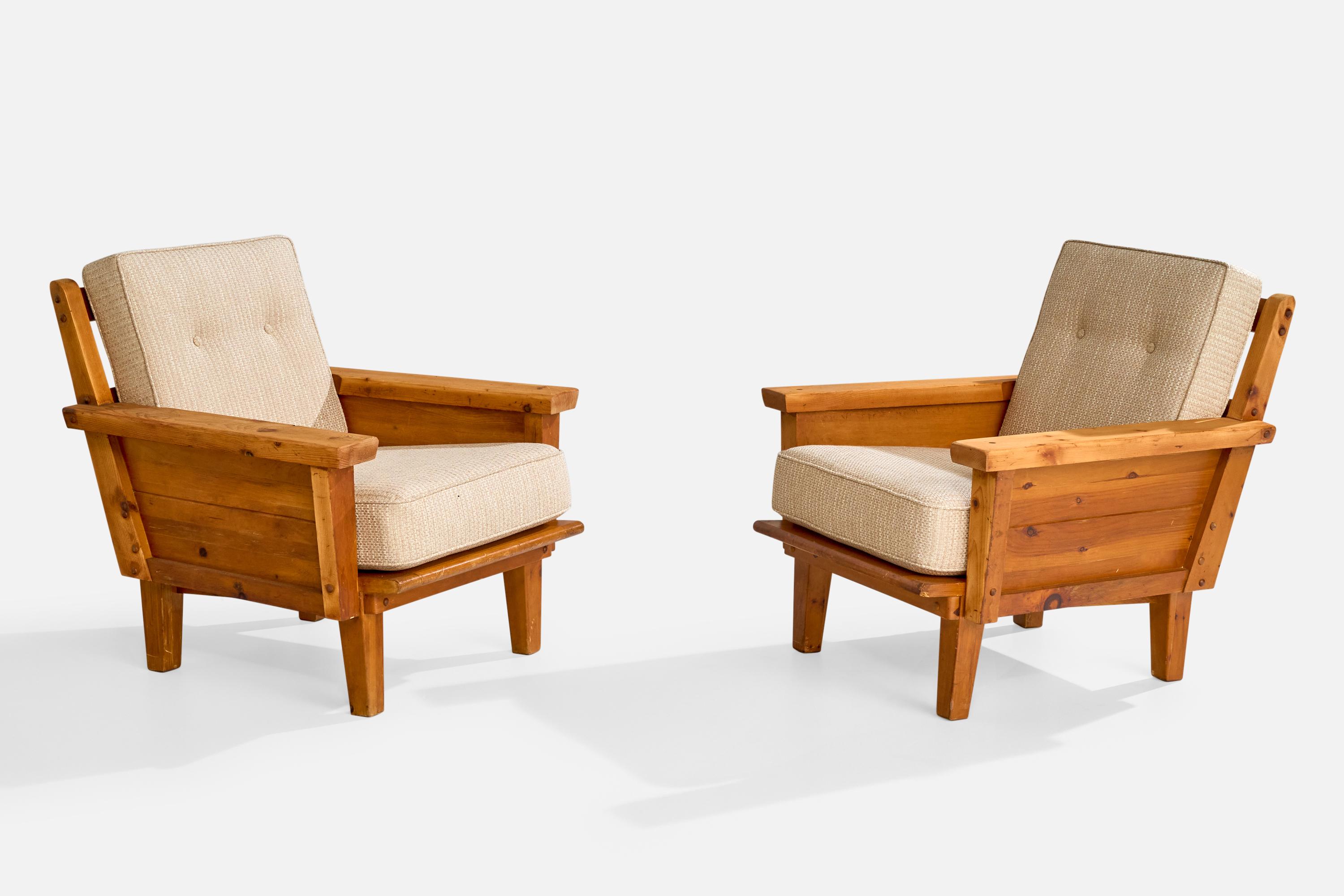 Paire de chaises longues en pin et tissu blanc cassé produites par Habitat, USA, c. 1940s.

Dimensions : 33