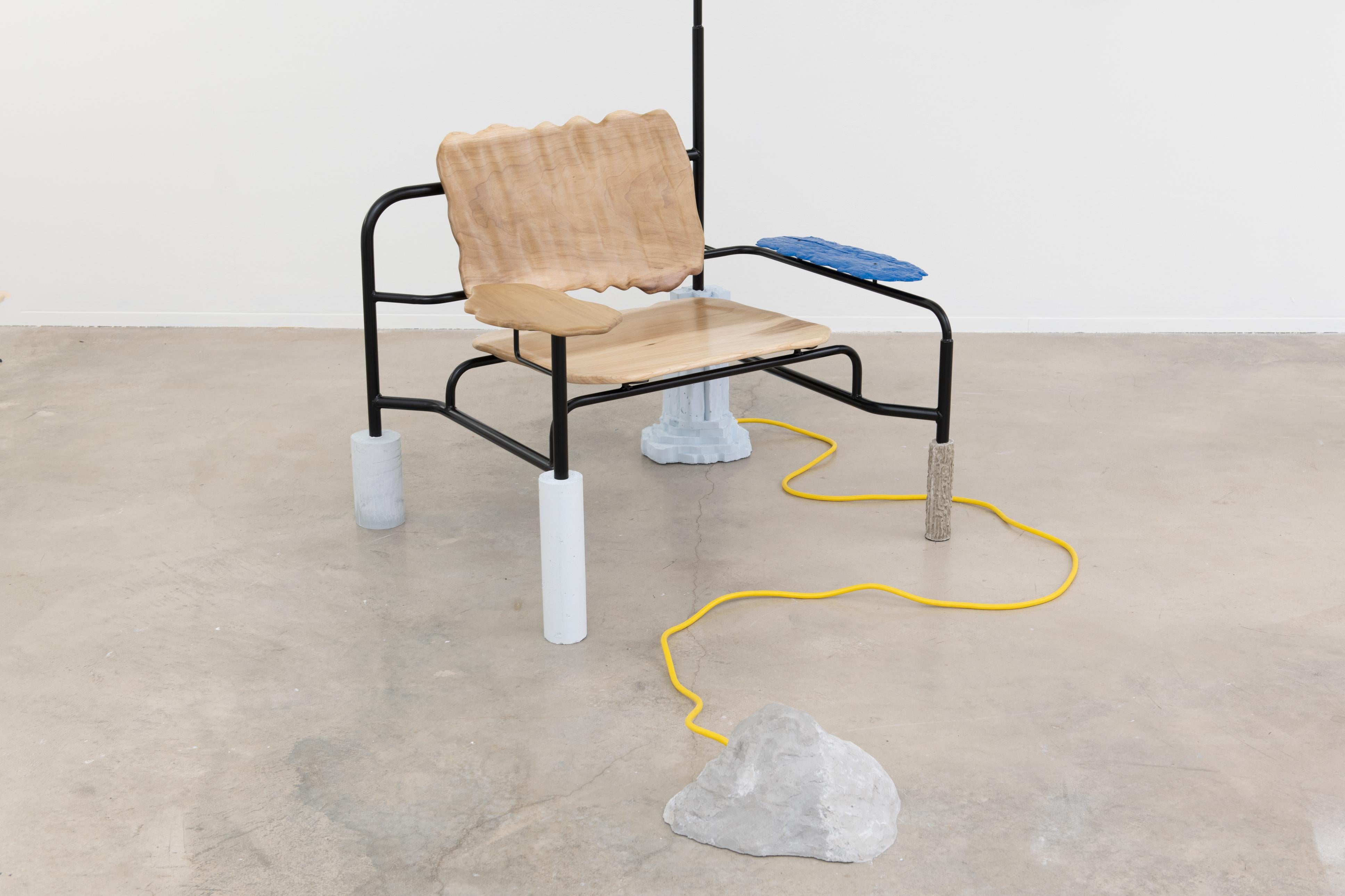 Habitat Lounger est un endroit où il fait bon vivre. Le seul endroit où vous devez être. Asseyez-vous ! L'assise en bois de peuplier lisse et sculpté et le dossier ondulé et sculpté dans le même matériau permettent de s'asseoir confortablement tout
