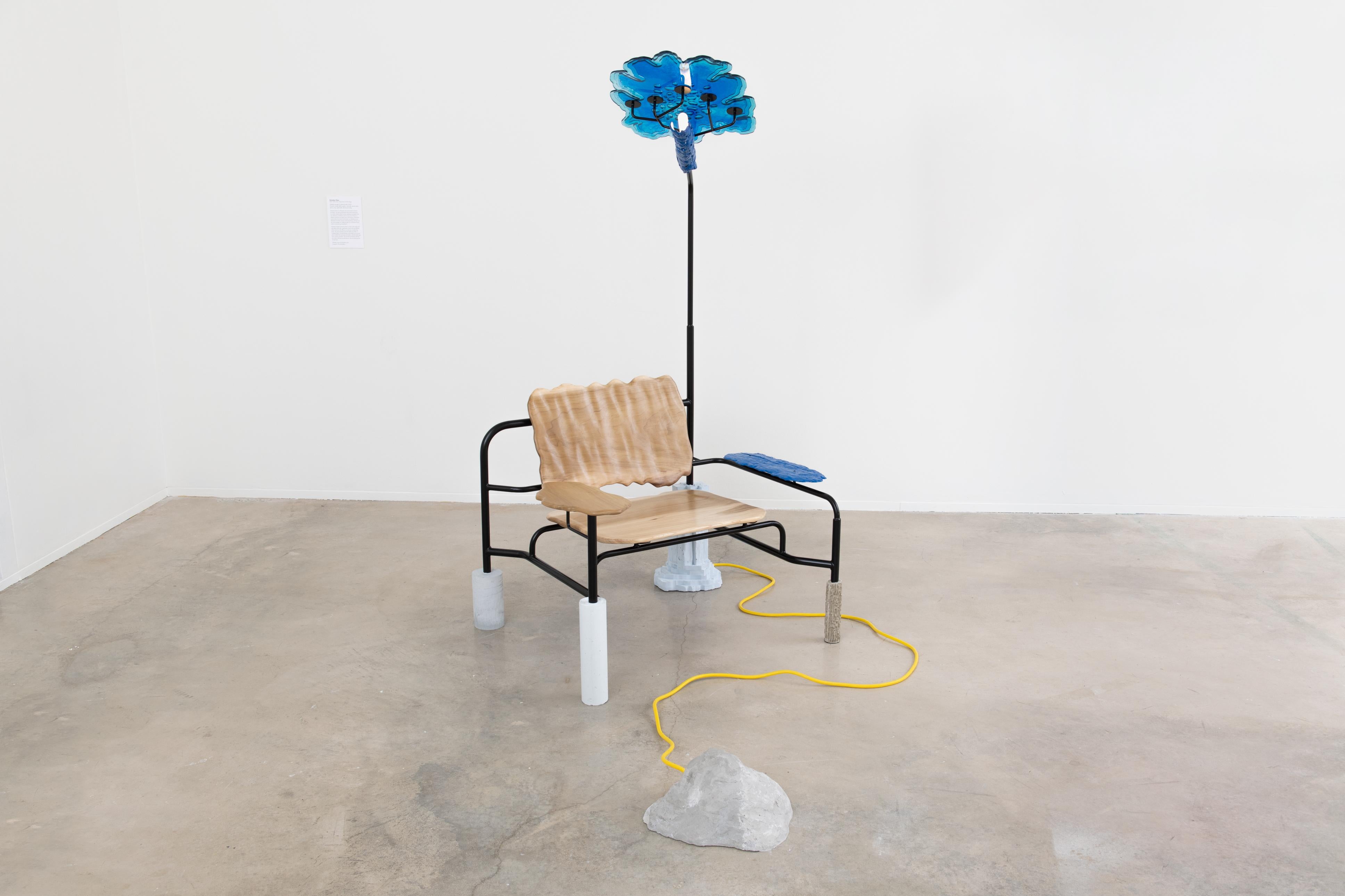 Poudré Fauteuil de salon Habitat, chaise post-moderne industrielle mixte à collectionner avec lampe en vente