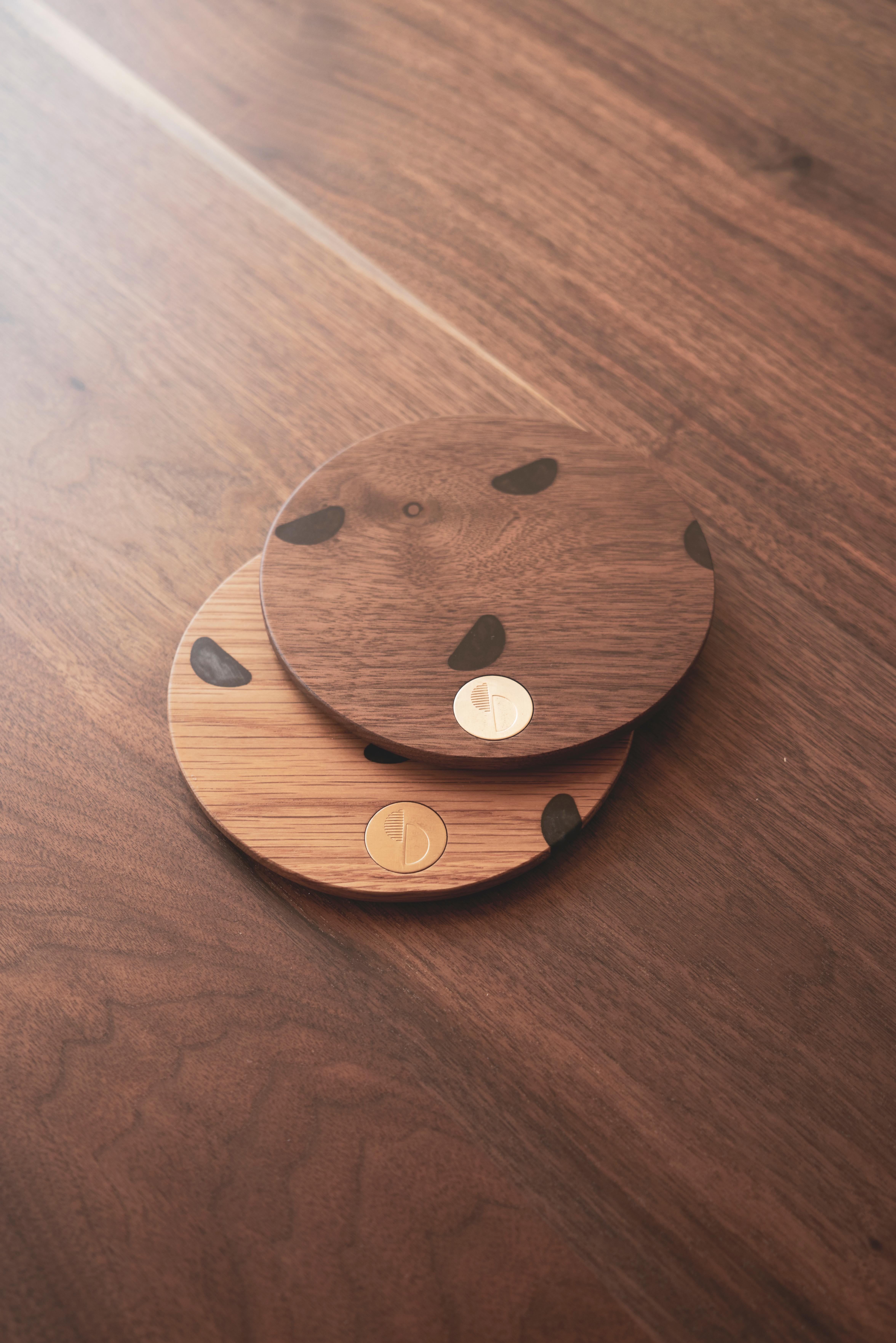 Materials : 
Solid White Oak / Solid Walnut 
Black poxy
Solid brass logo plate
Size[inch] : Diameter 6”x Tall 3/8”.