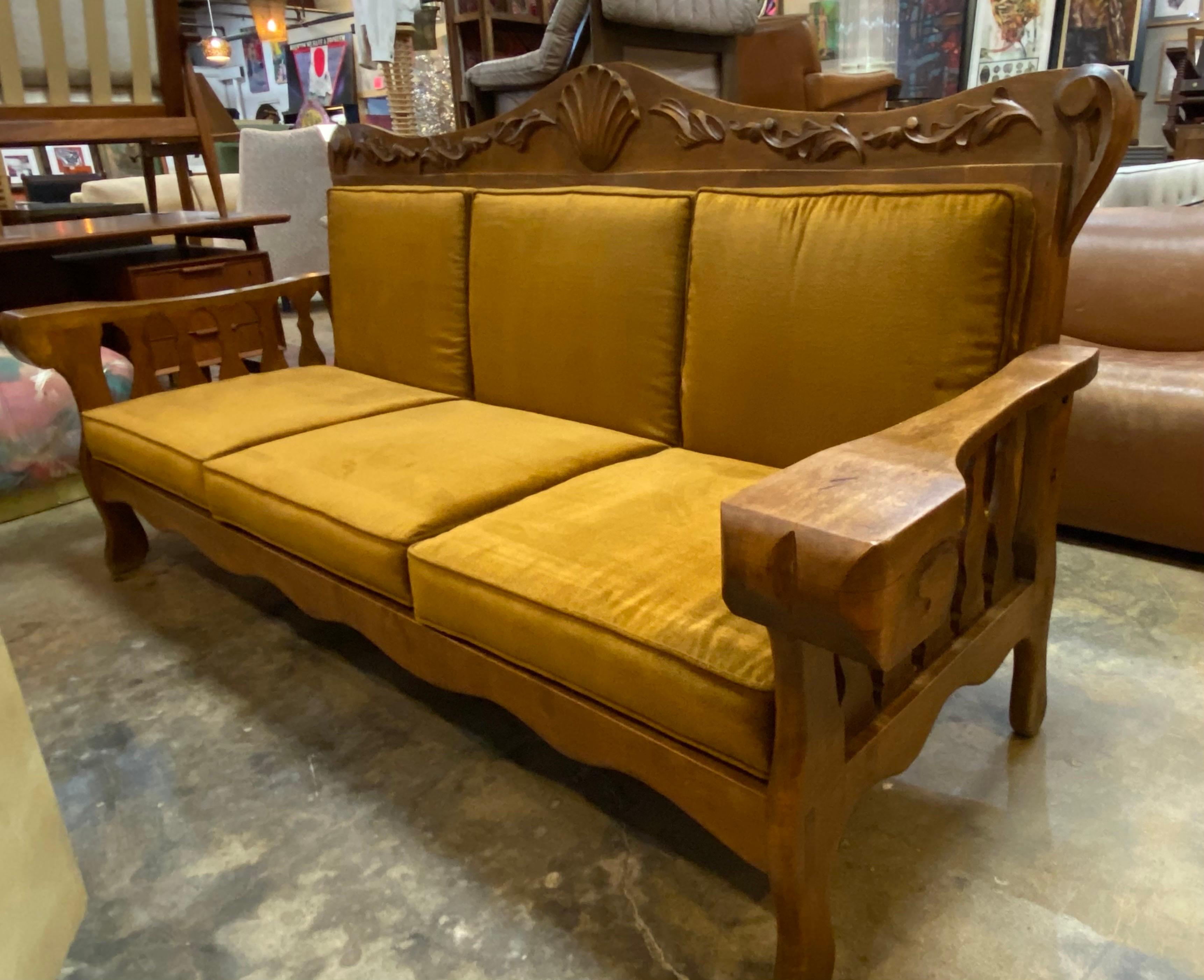 Divano in legno intagliato in stile Hacienda, anni '50 circa, Messico. Questo divano in stile Hacienda è dotato di cuscini in velluto color senape che possono essere rimossi. Questo divano da cerimonia in stile spagnolo starebbe benissimo in un
