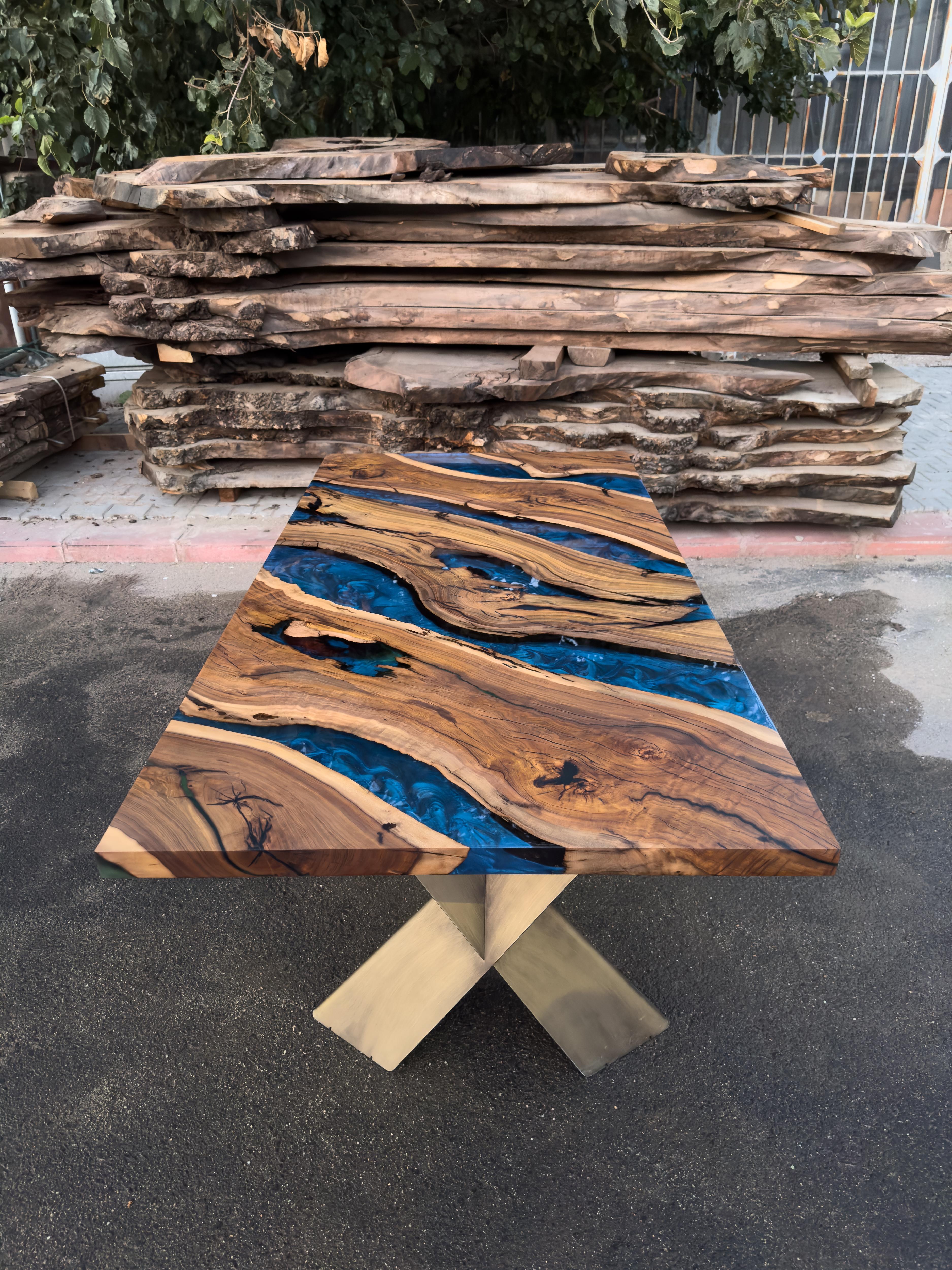Brossé Table de salle à manger en bois de rivière en résine époxy Hackberry en vente
