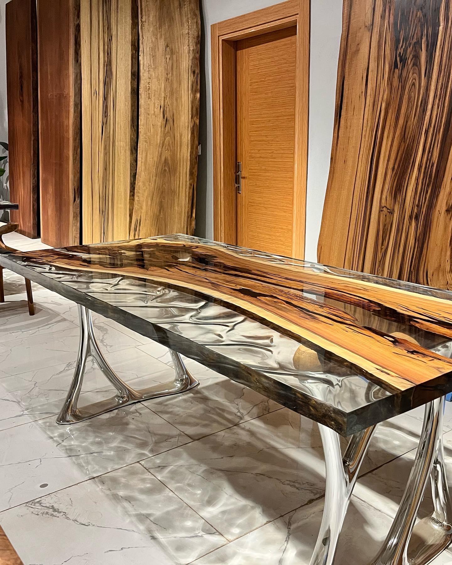 XXIe siècle et contemporain Table de salle à manger moderne Wave Epoxy Clear de Hackberry Wood en vente