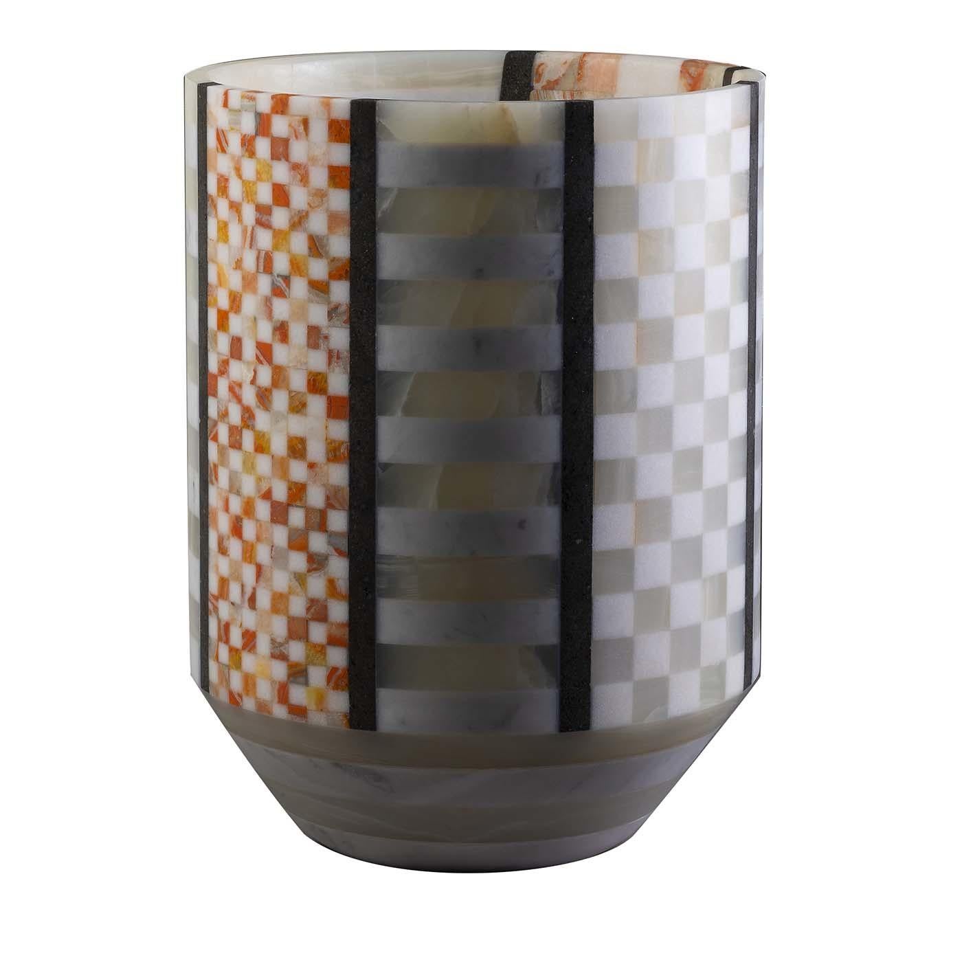 La collezione Hacker di Paolo De Vivo ha debuttato alla Settimana del Design di Milano nel 2019 con una serie di oggetti decorativi in marmo definiti da motivi geometrici misti. Questo vaso cilindrico alto ha una base affusolata e vanta tre sezioni