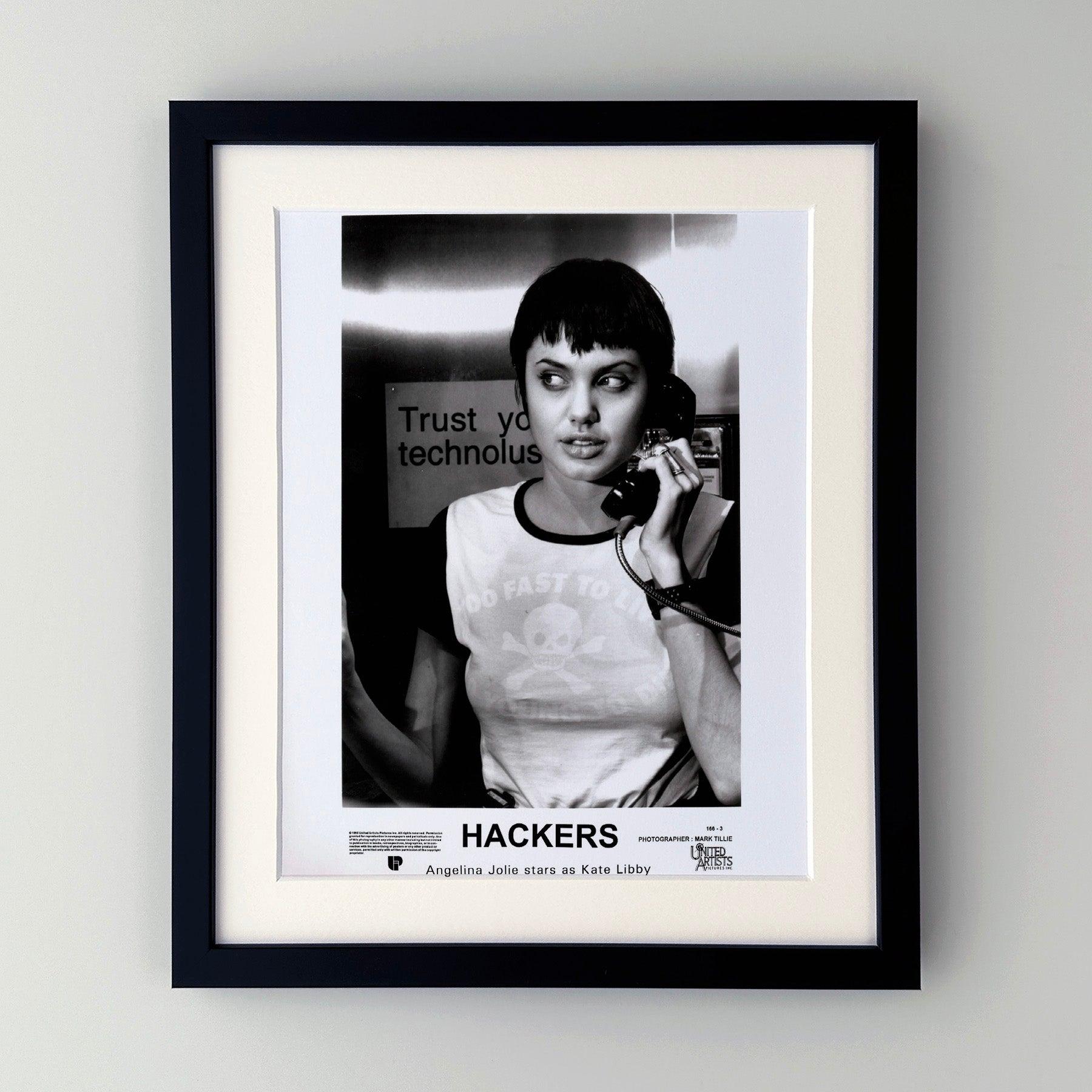 Original 8x10 inches Publicity Film Still for Hackers (1995) avec Jonny Lee Miller et Angelina Jolie.

Les photos de publicité (film/production) ont été créées pour aider les studios à promouvoir leurs nouveaux films. Les photos ont été incluses