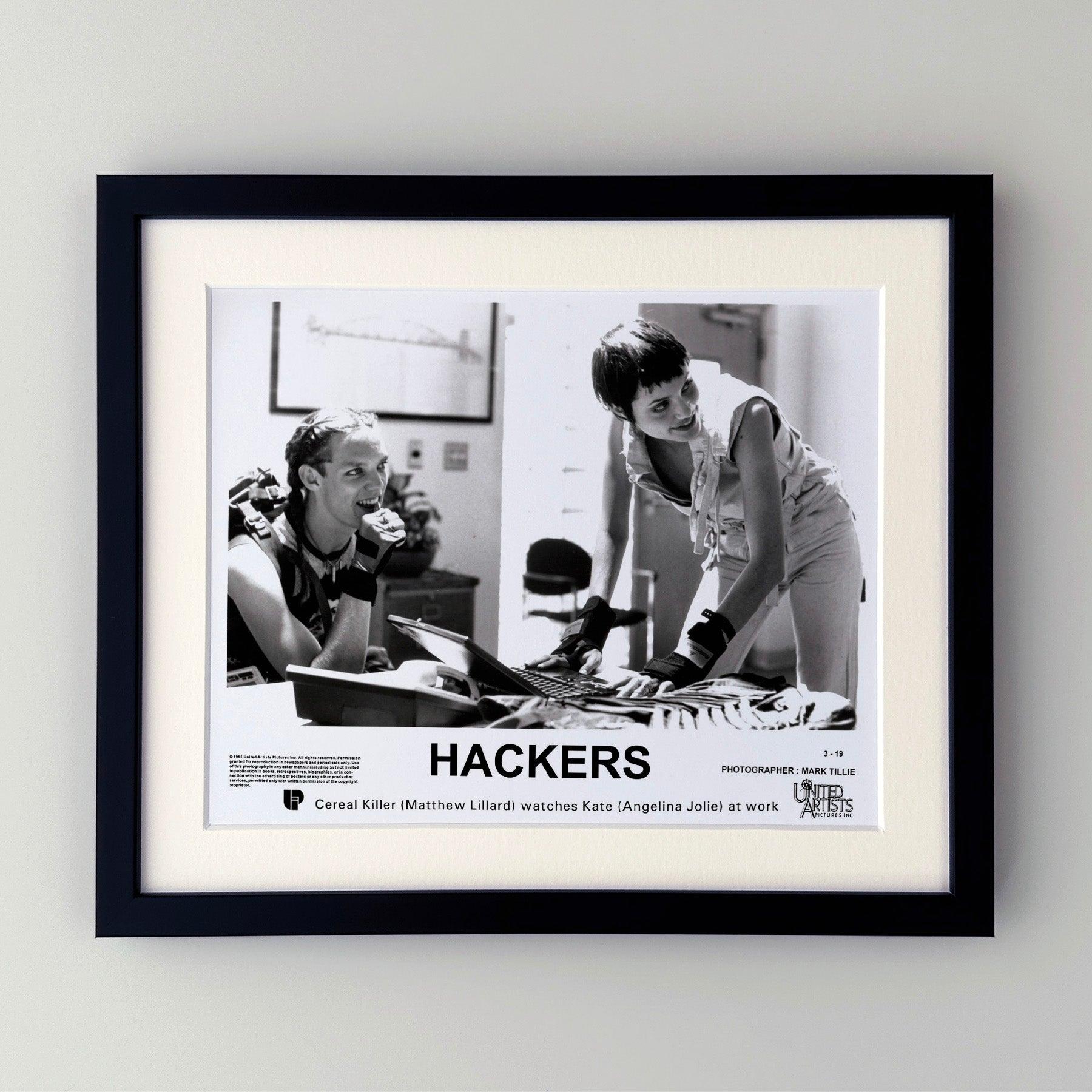 Original 8x10 inches Publicity Film Still for Hackers (1995) avec Jonny Lee Miller et Angelina Jolie.

Les photos de publicité (film/production) ont été créées pour aider les studios à promouvoir leurs nouveaux films. Les photos ont été incluses