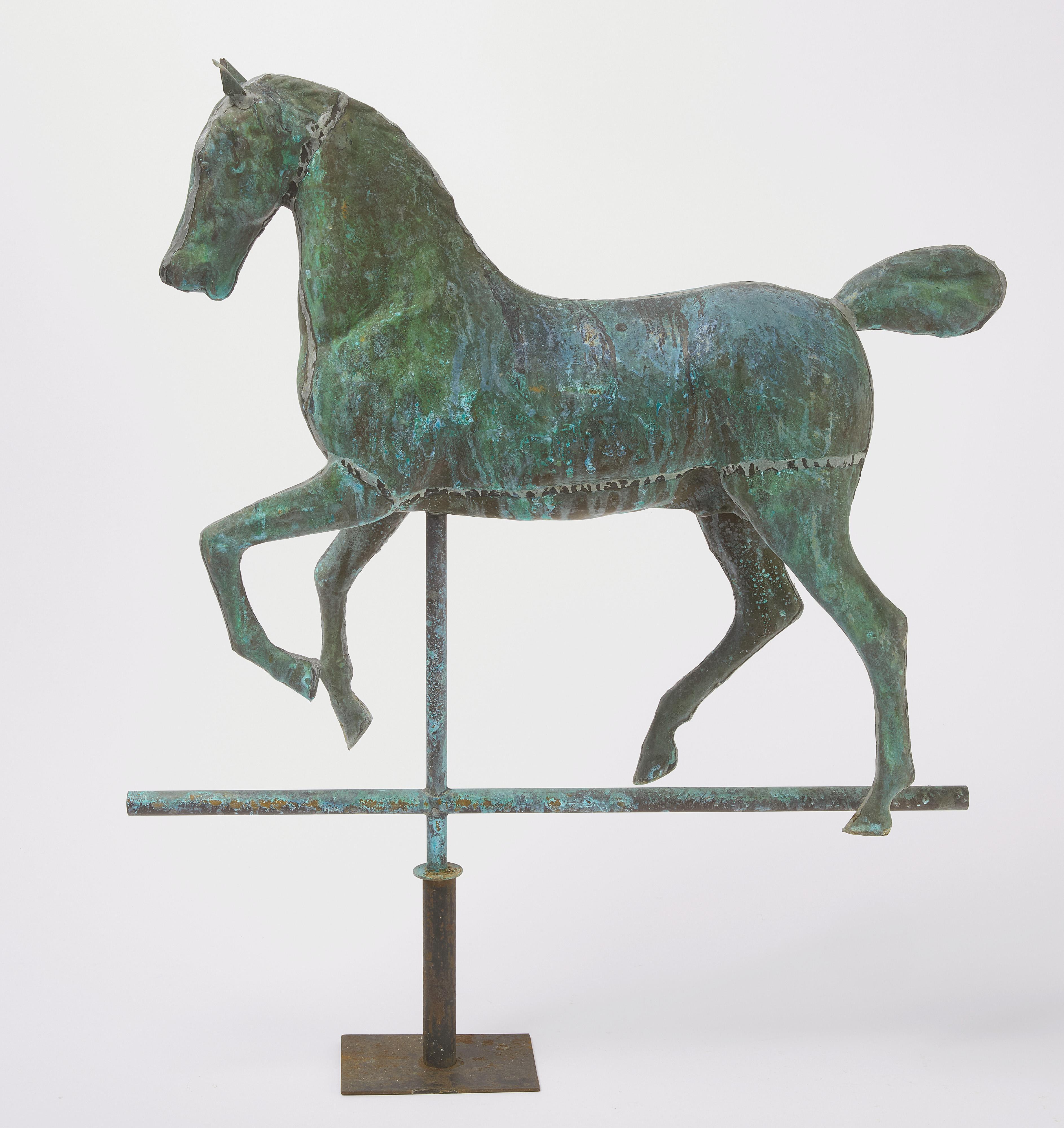Girouette en forme de cheval de trait attribuée à E. G. Washburn & Co. Corps creux en cuivre moulé avec surface naturelle vert-de-gris. Américain, vers 1900.

H 24-1/2 in. L 22-1/2 in. 