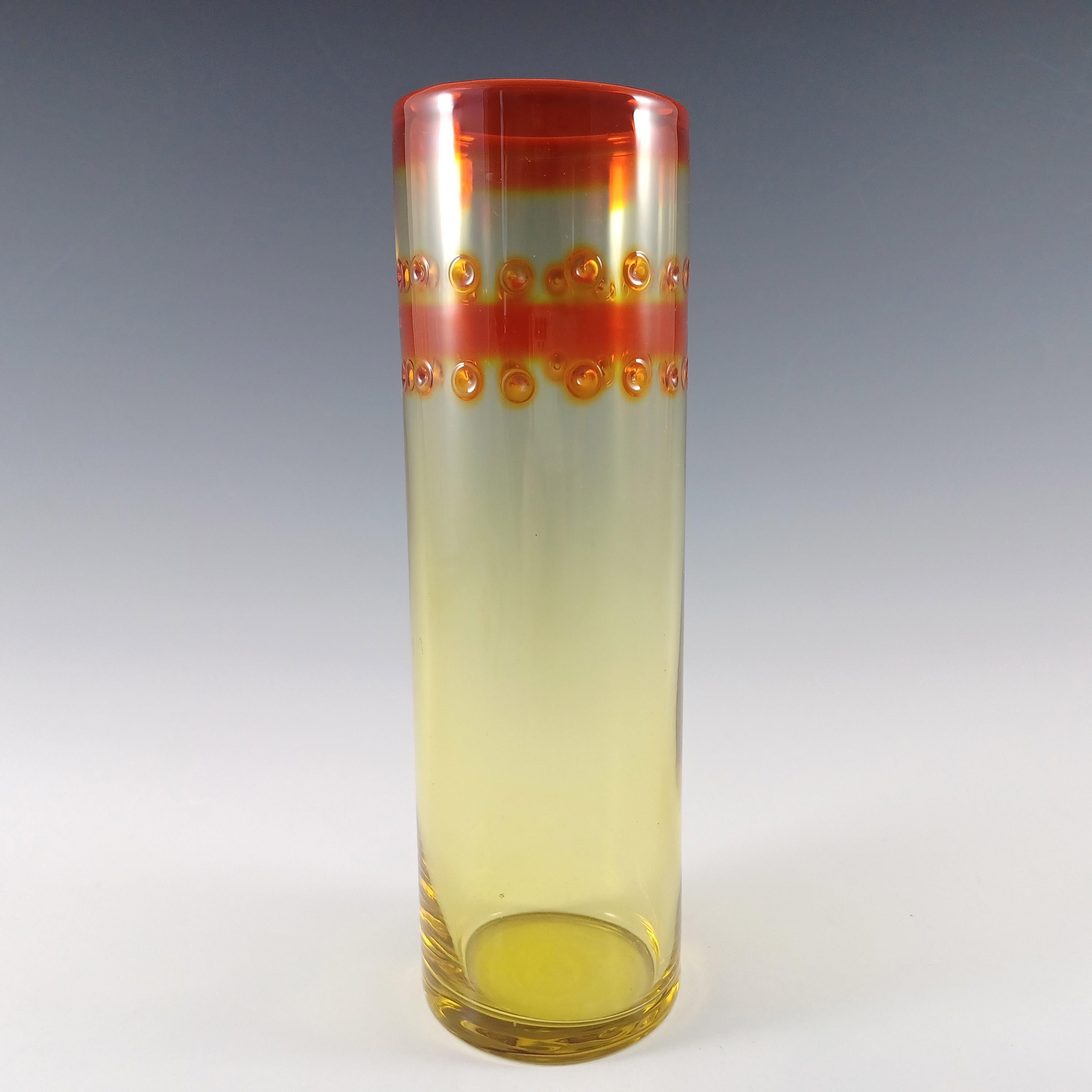 Impresionante jarrón cilíndrico escandinavo de cristal amarillo y naranja. Fabricado por la empresa noruega Hadeland, diseñado por Severin Brörby, parte de la serie Ra, c 1971. Puedes encontrar en Internet ejemplos sin marcar, pero etiquetados, de