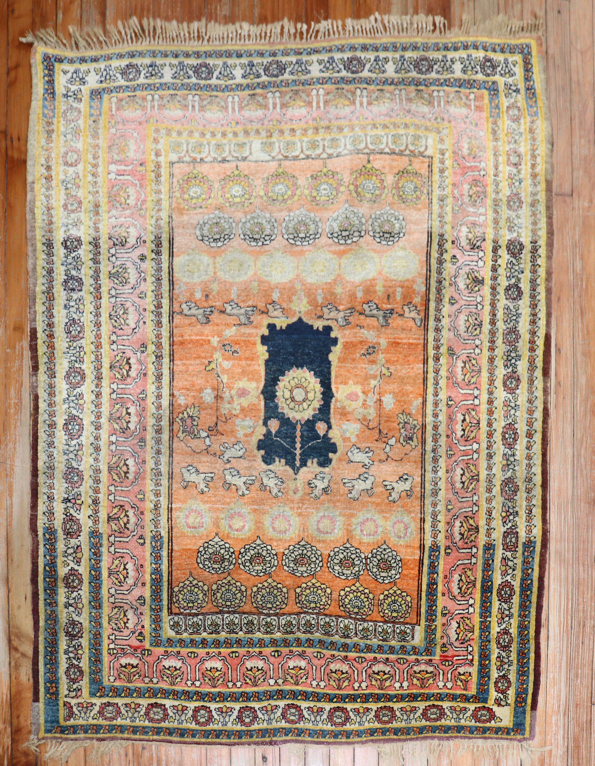 Extraordinaria alfombra Tabriz pictórica de finales del siglo XIX tejida por el taller de Hadji Jalili. El elemento más interesante de la alfombra son los cachorros tejidos en el centro de la alfombra. Los bordes múltiples también son muy