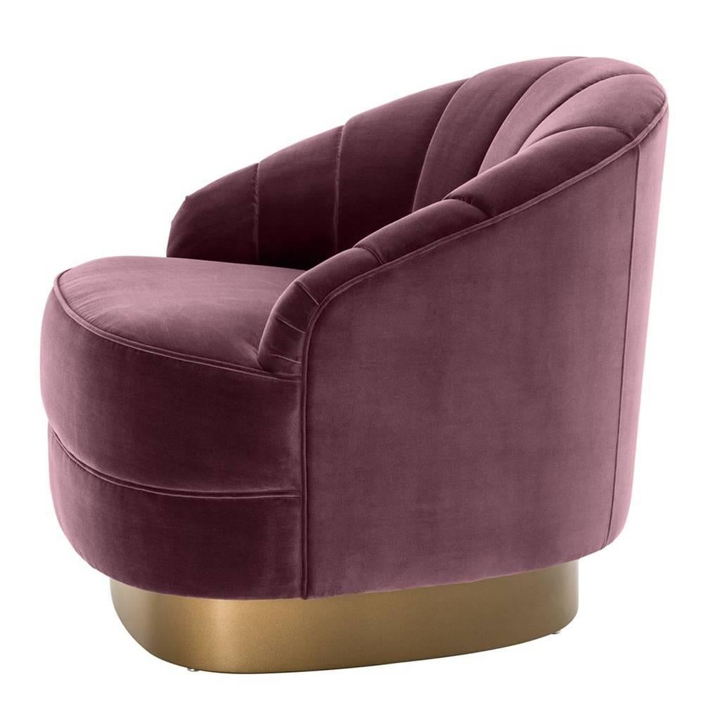 Armchair Wonder with structure in solid wood,
upholstered with deep purple velvet fabric,
with fire retardant treatment. With matte gold
base.

 