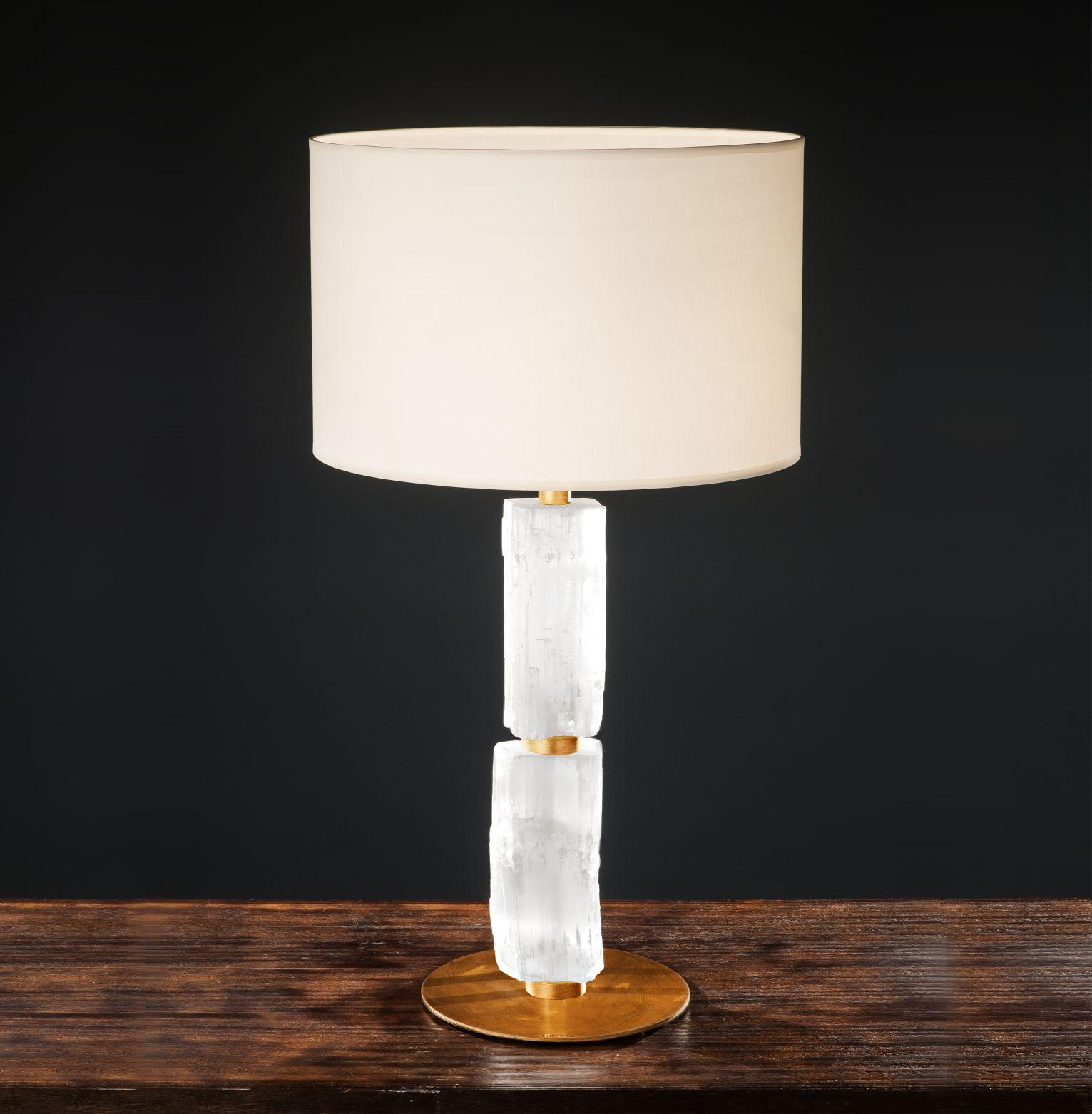 Selenite table lamp by Aver 
Dimensions: Diameter 40 x height 83 cm 
Materials: Aluminum, plated with gold leaf. Natural selenite or moroccan rock.
Lighting: 01 x E27
Finish: Silver veneer, aged silver veneer, gold veneer, aged gold veneer, copper