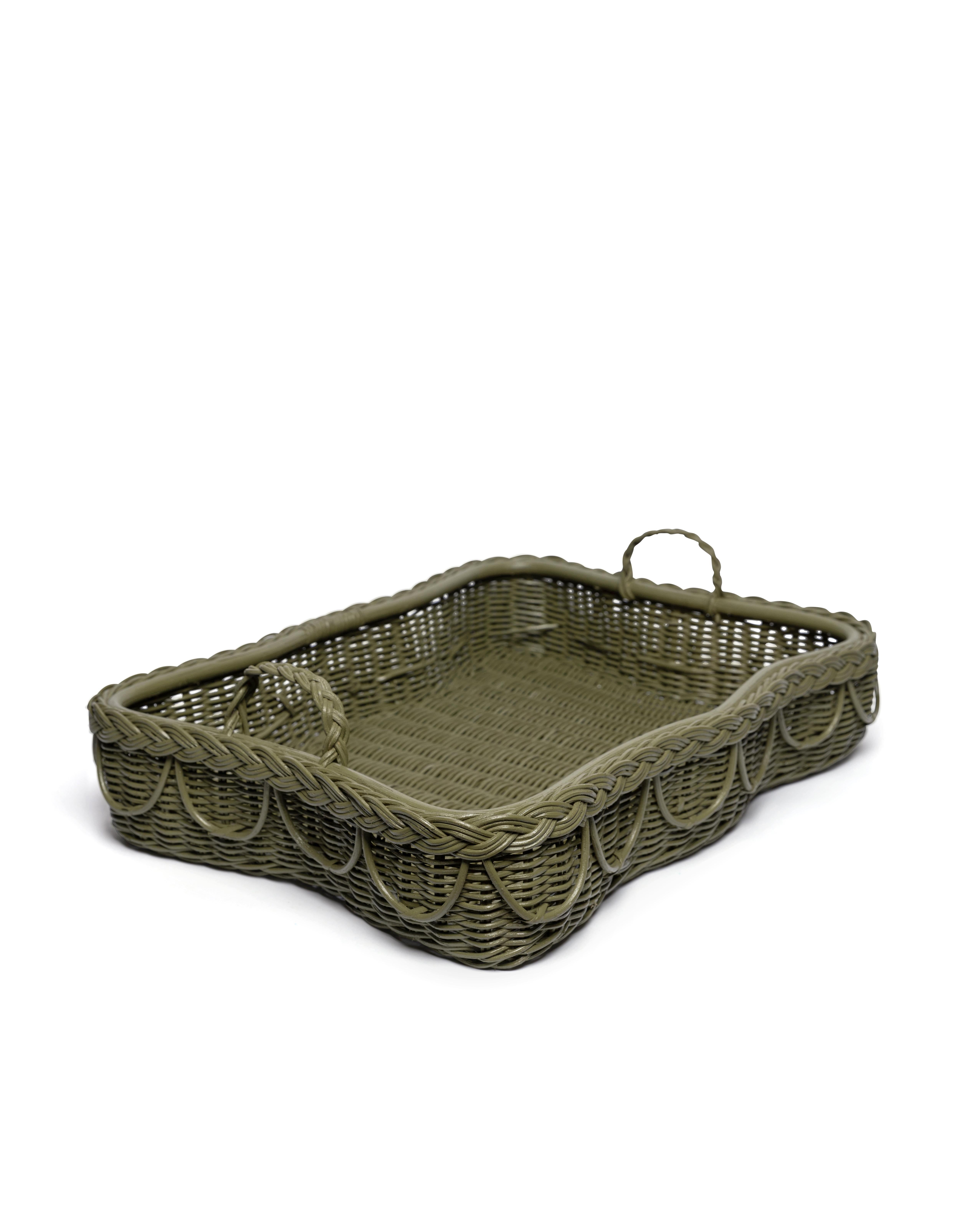 Das Hadley-Tablett wird aus 100 % natürlichem Rattan handgefertigt, hat feste Griffe und einen wunderschön geflochtenen, gewellten Rand. Es ist die schickste Art, das Frühstück im Bett zu servieren, Cocktails bei Sonnenuntergang zu trinken, ein
