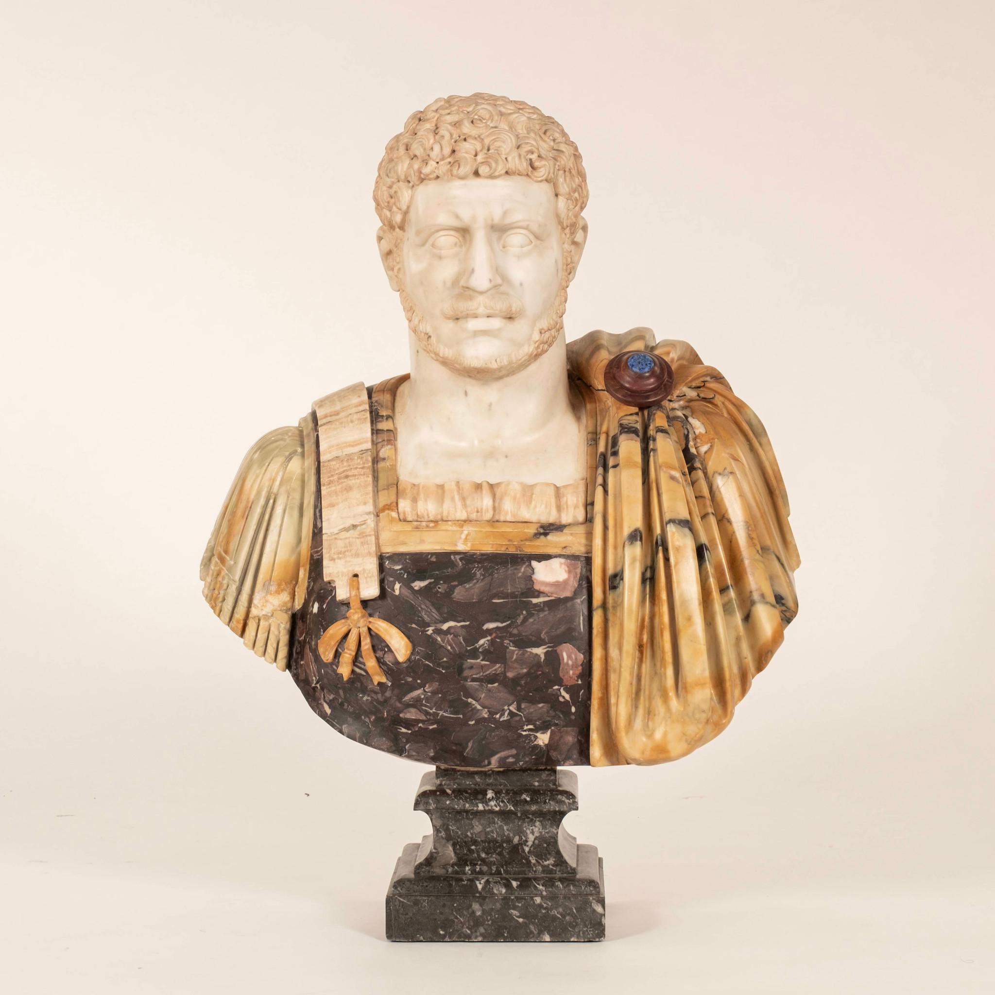 Italienische Hadriansbüste aus römischem Breccia und Mischmarmor mit Lapislazuli-Brosche.