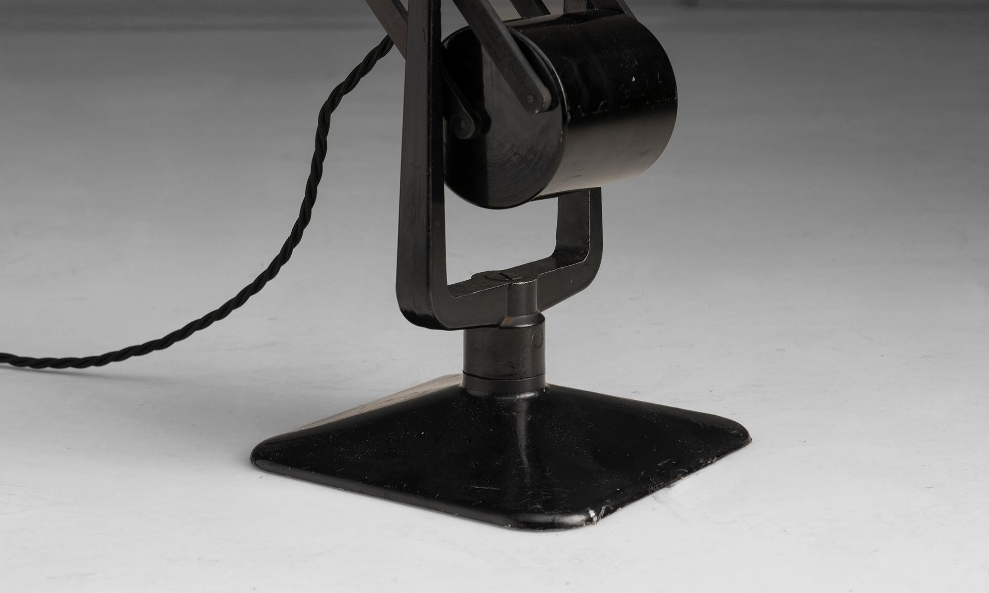 Hadrill Horstmann Counterbalance Desk Lamp, England circa 1950 In Good Condition For Sale In Culver City, CA