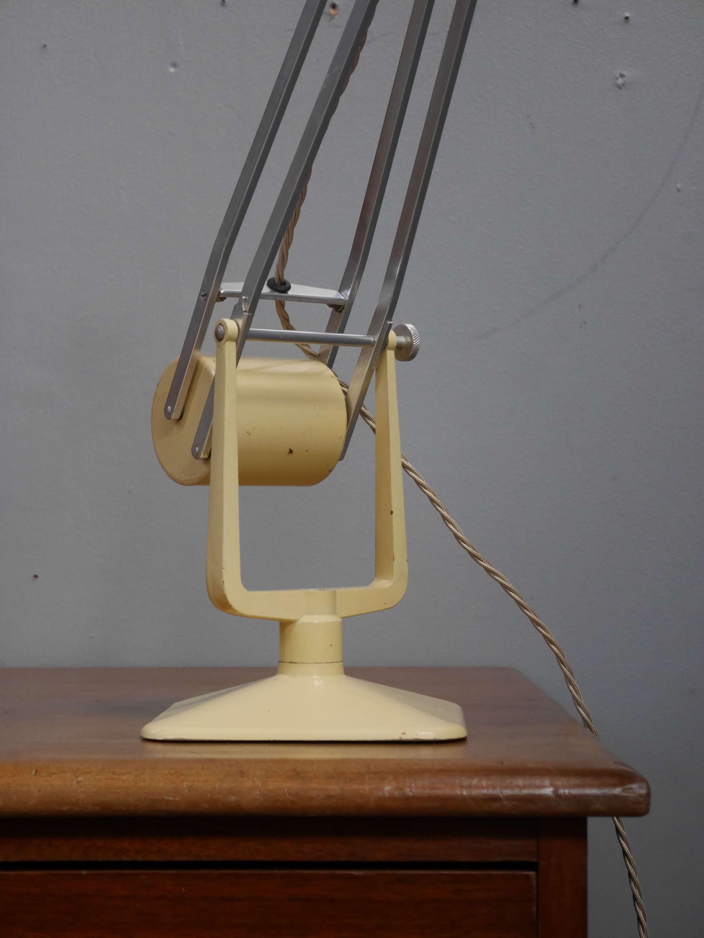 An original vintage Hadrill Horstmann counterbalance desk lamp.
An industrial design classic featuring a heavy cast iron counterbalance, original factory paintwork to the base, counterweight & shade and polished aluminium arms.
An excellent