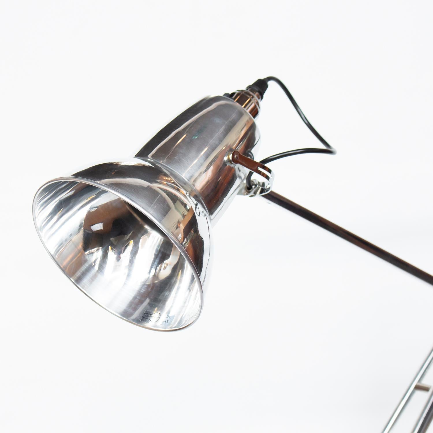 A chromed and polished metal counterpoise lamp by Herbert Terry & Sons. 

Fully refurbished, re-wired and re-chromed. Some replacement parts.

Dimensions: Base W 15 cm, D 15 cm, L arm extended 71 cm, shade H 13.5 cm, D 12.5 cm

Origin: