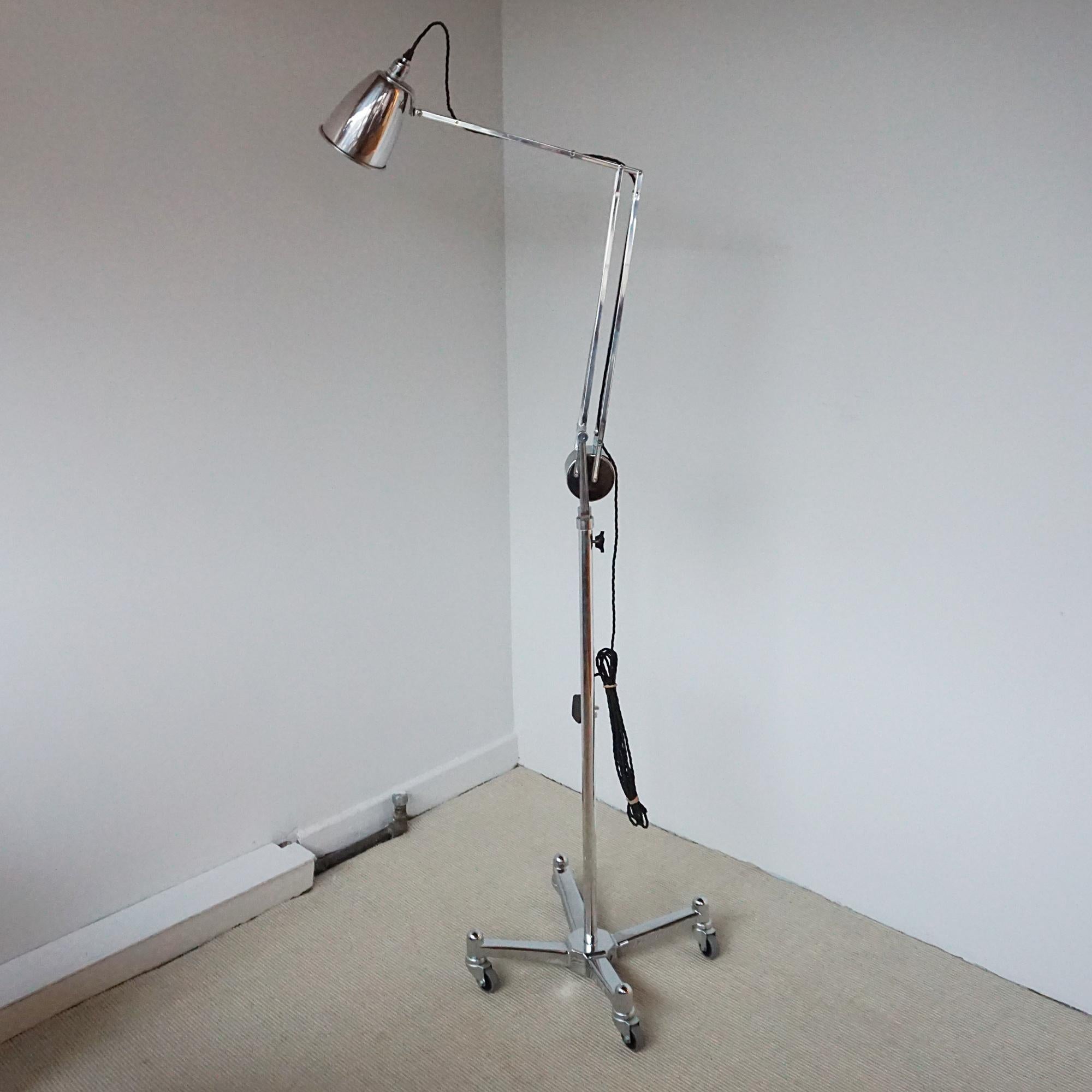 Una rara lámpara Horstmann con carro de rodillos. Prototipo/modelo anterior. Componentes originales con carro y ruedas originales. Metal cromado, estampado Horstmann en el mecanismo de rodillos. 

Dimensiones: H 212 cm totalmente extendido.