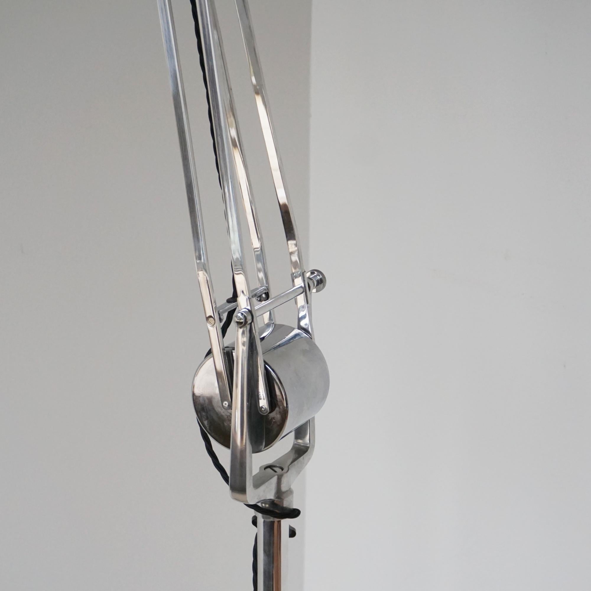 Rare lampe à roulettes de Horstmann. Prototype/modèle antérieur. Composants d'origine avec chariot et roues d'origine. Métal chromé, estampillé Horstmann sur le mécanisme à rouleaux. 

Dimensions : H 212cm en extension complète. L/D de la base 43cm