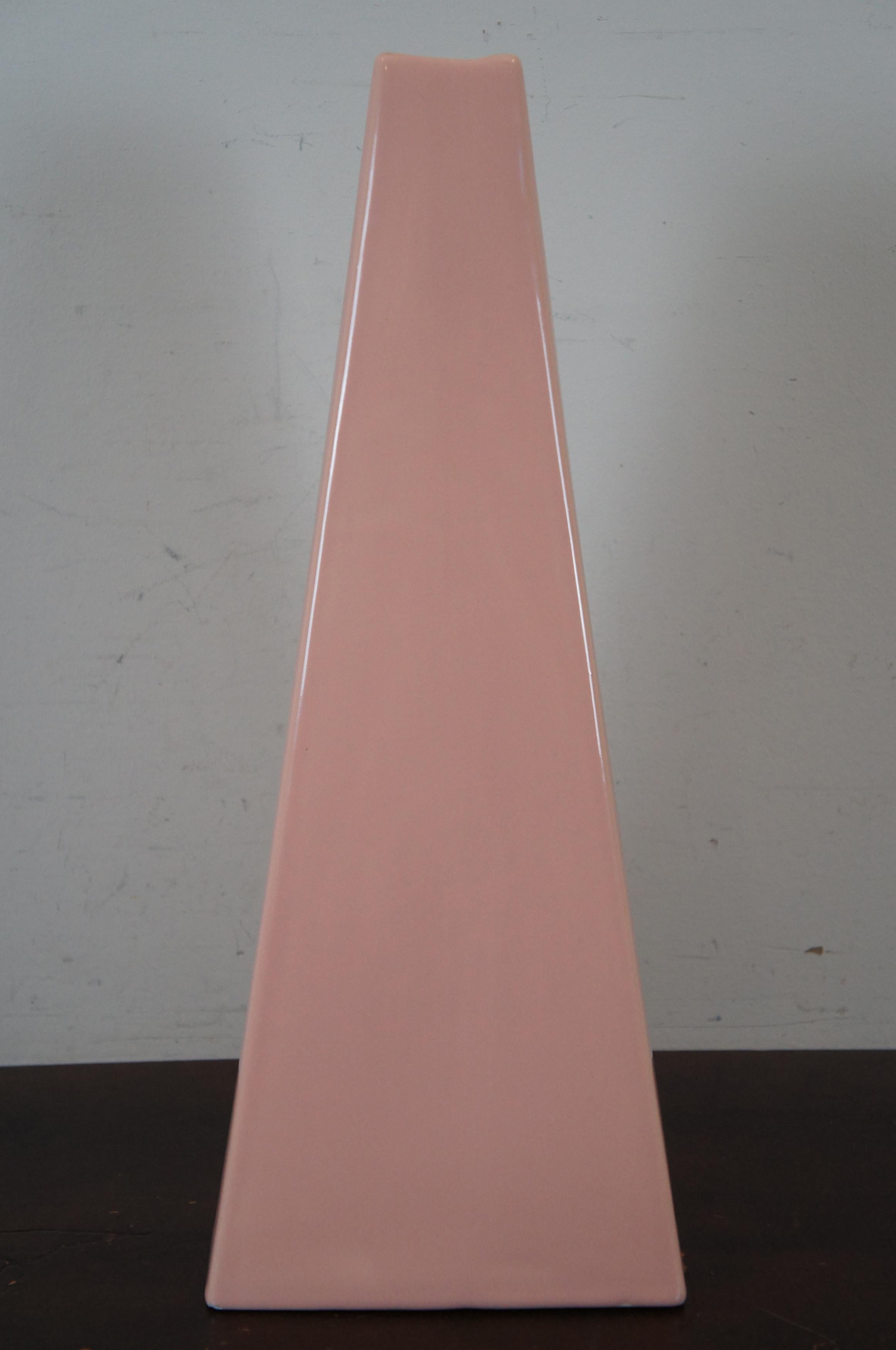 Haegar Keramik Art Deco Stil Rosa Keramik Pyramide Kaminsims Vase Urne Marmoriert im Zustand „Gut“ im Angebot in Dayton, OH