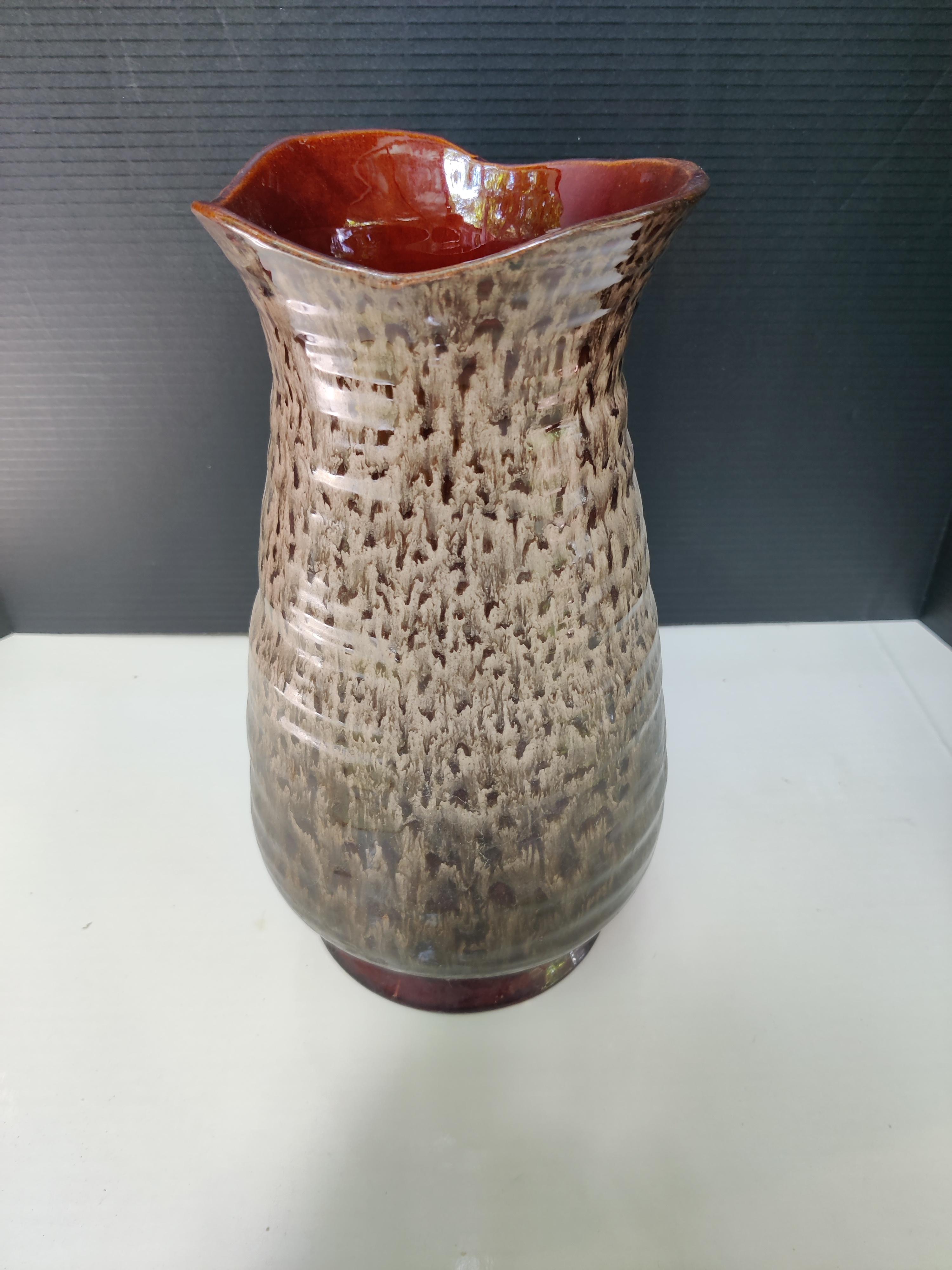 Vaso Haeger 1970 Mid-Century Modern con smalto lavico 
#4207 Colore marrone e crema
Smalto in buone condizioni
Marcato sul fondo
Diametro superiore 6,25