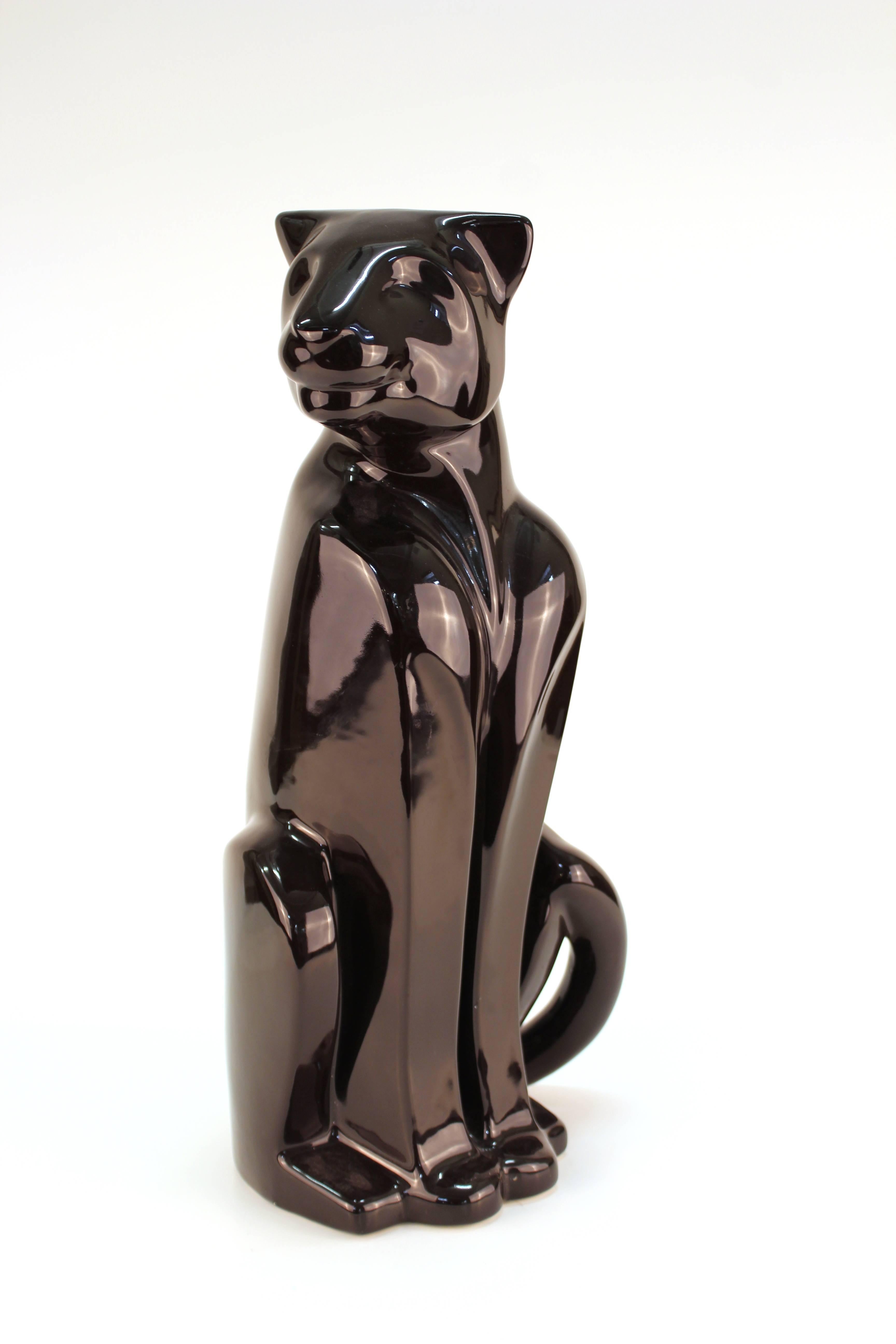Une sculpture en céramique représentant une panthère noire assise:: réalisée par Haeger dans les années 1980 aux États-Unis. La pièce est fabriquée dans un style Art déco et comprend l'étiquette originale sur le fond. En très bon état vintage.