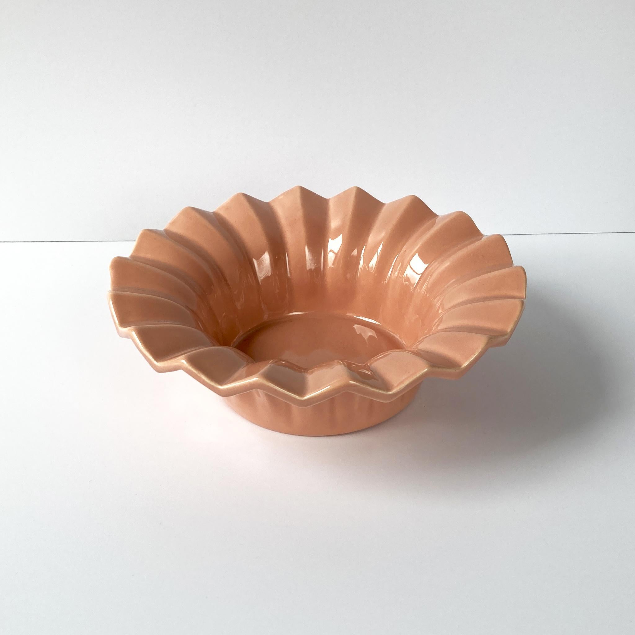 Haeger Blush Peach Abstract Pleat Bowl Postmodern In Good Condition For Sale In New York, NY