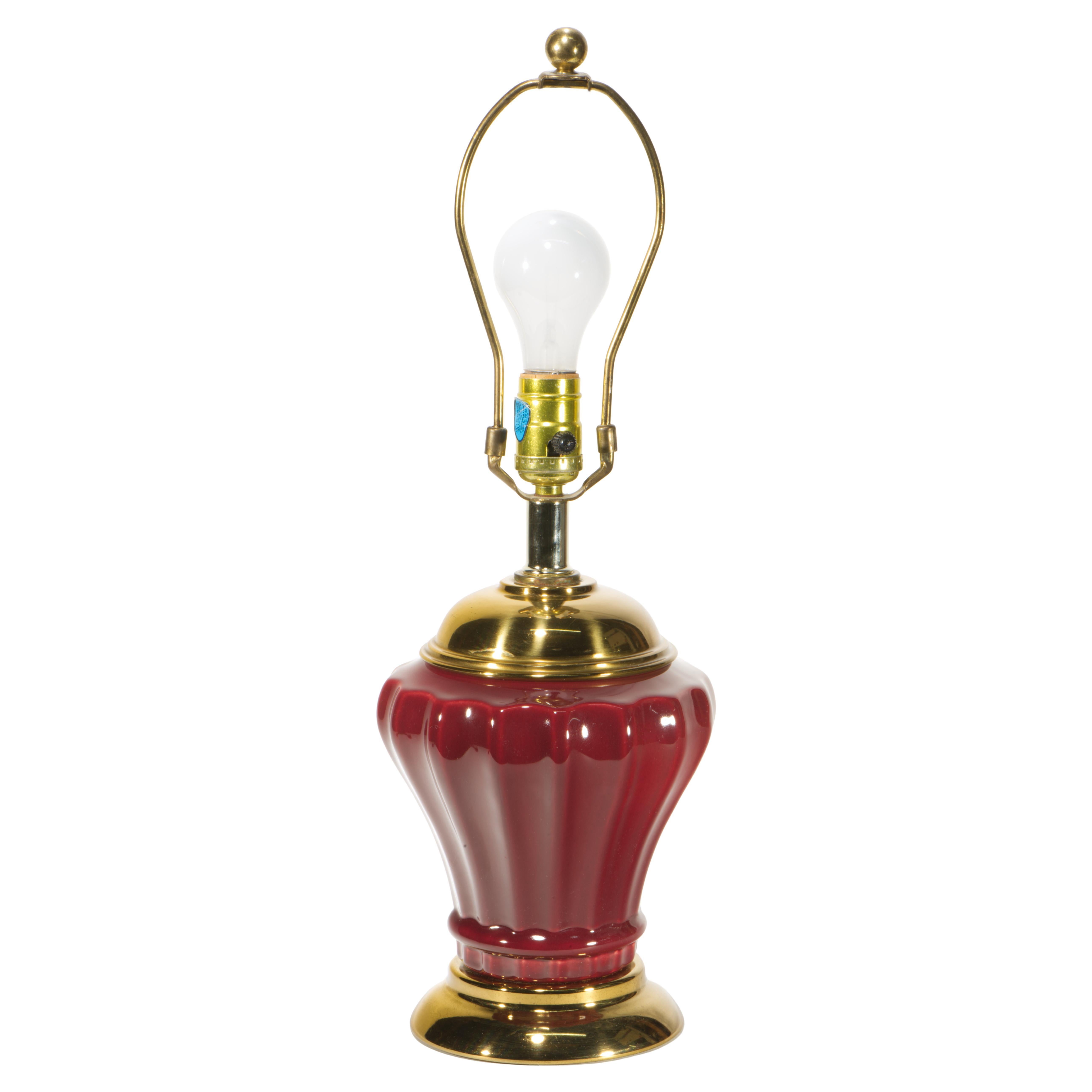 Haeger Lámpara de sobremesa de cerámica rojo burdeos y urna de latón, marcada en venta