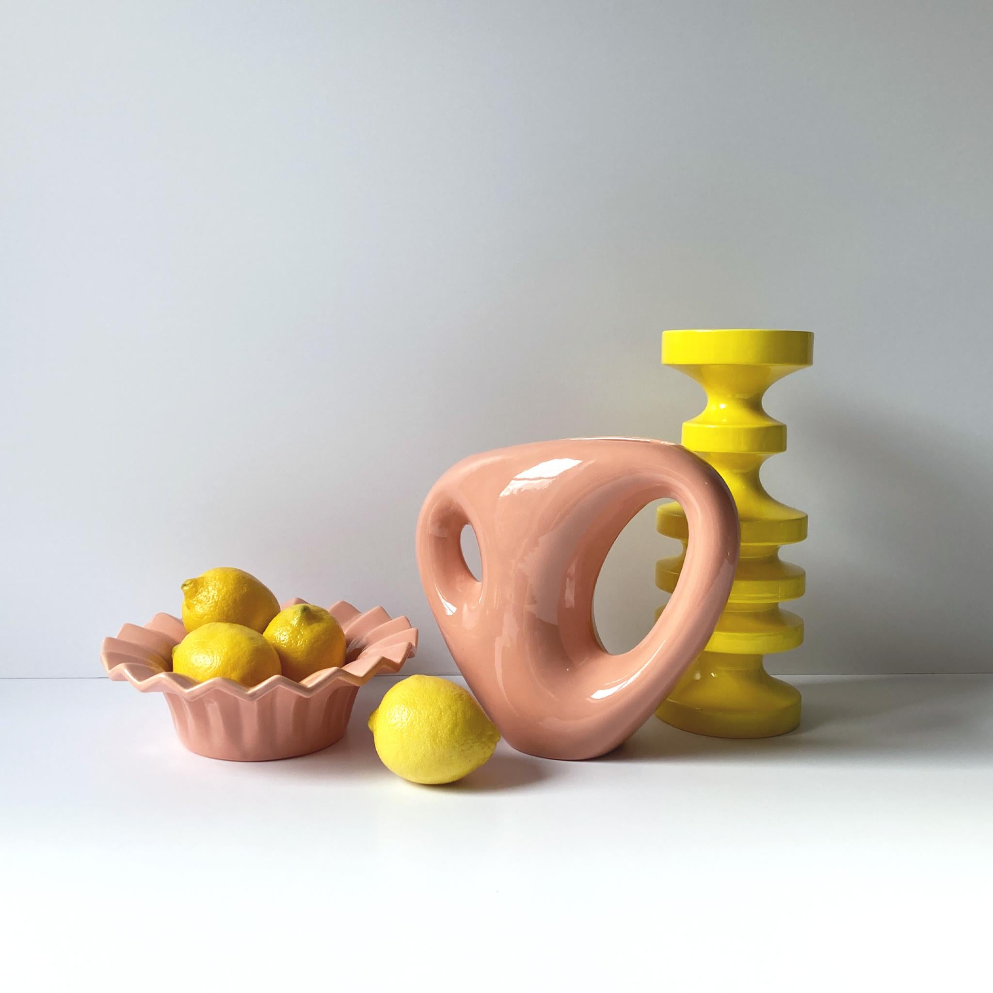 Une étonnante et rare sculpture abstraite en gradins de Haeger, d'un jaune canari éclatant. Cette pièce est coordonnée avec un fourre-tout de la même couleur, listé séparément, voir les photos. Magnifique seul, ou associé à des pièces tonales pour