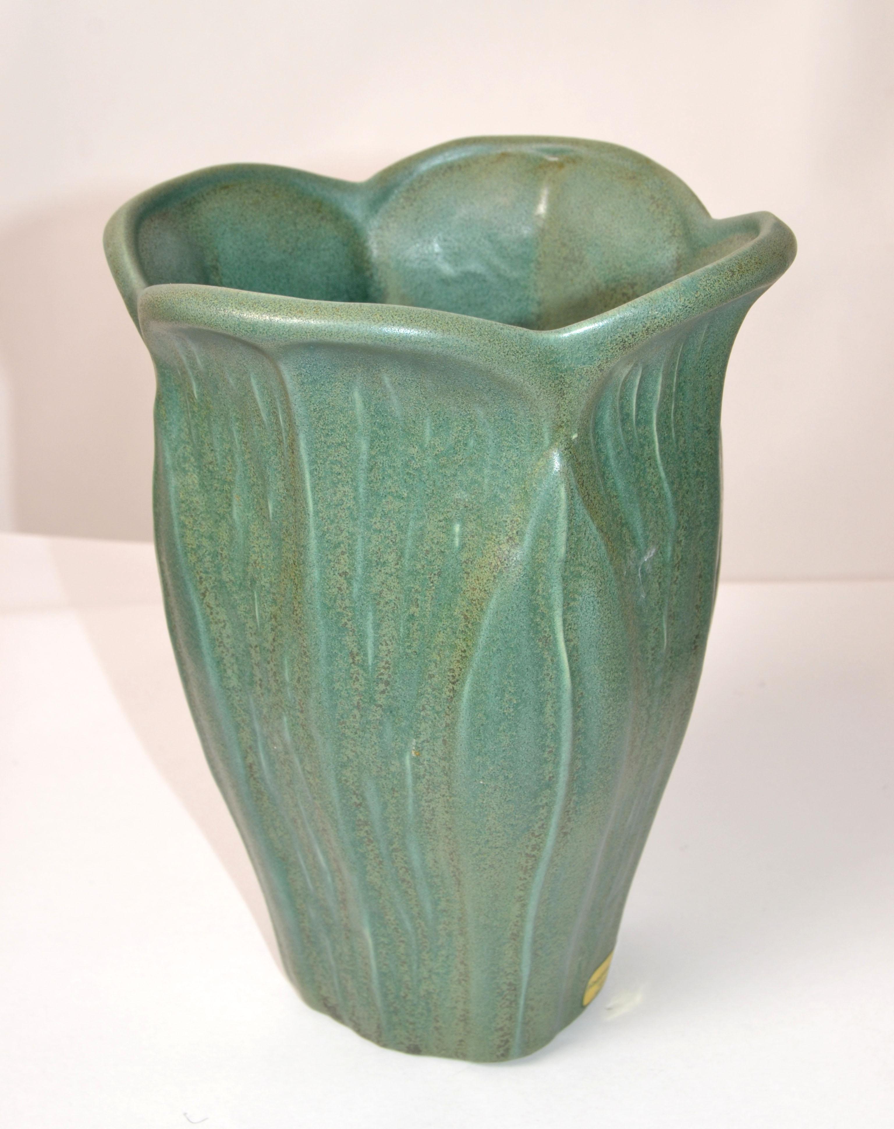 Original Mid-Century Modern Haeger Floral handcrafted pottery flower vase in mint green glaze. Made in America.
Original foil label at the base.
Impressive and practical as well.

A-754-335