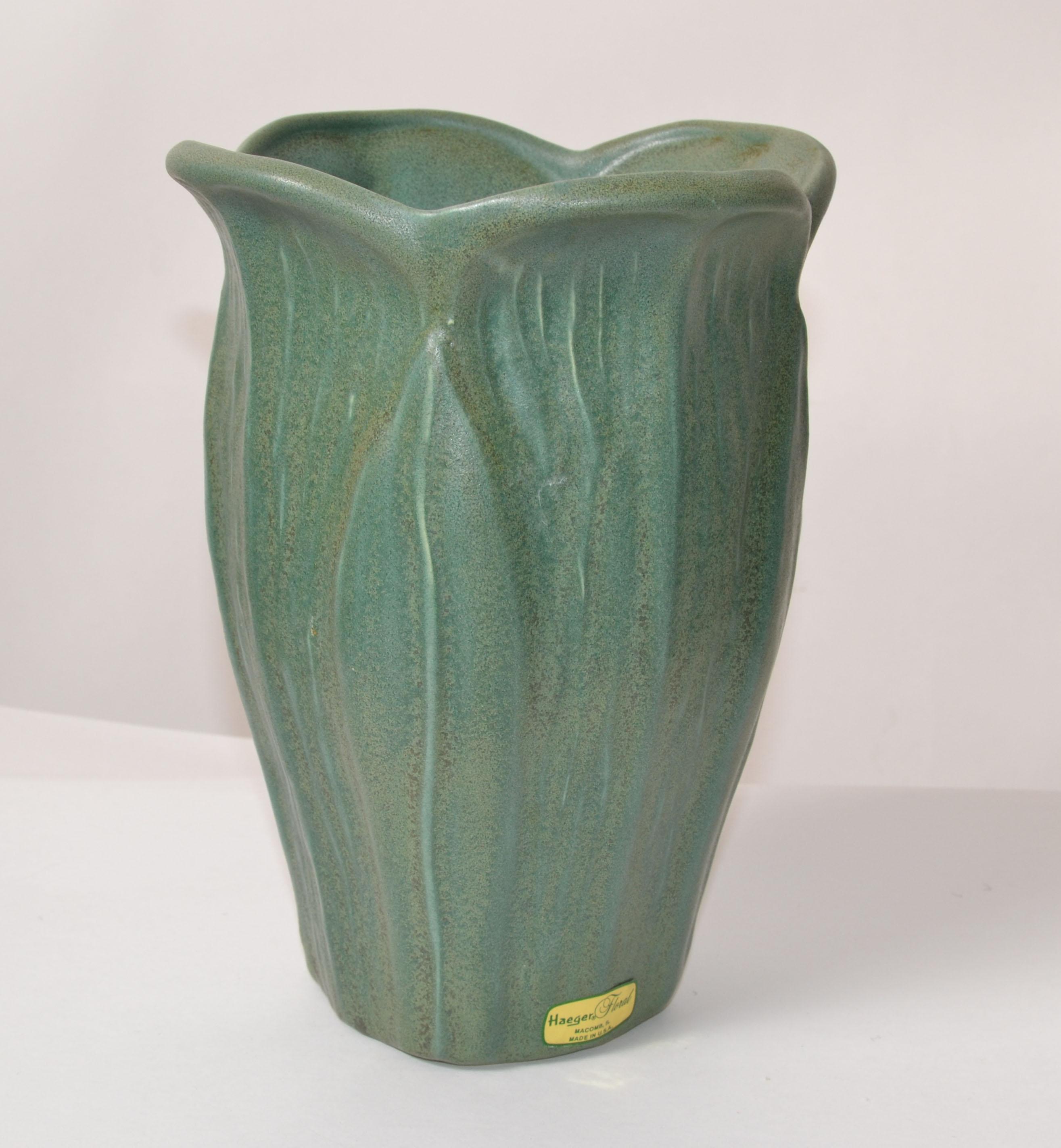 Américain Vase de poterie artisanal vert menthe Haeger, mi-siècle moderne, États-Unis en vente